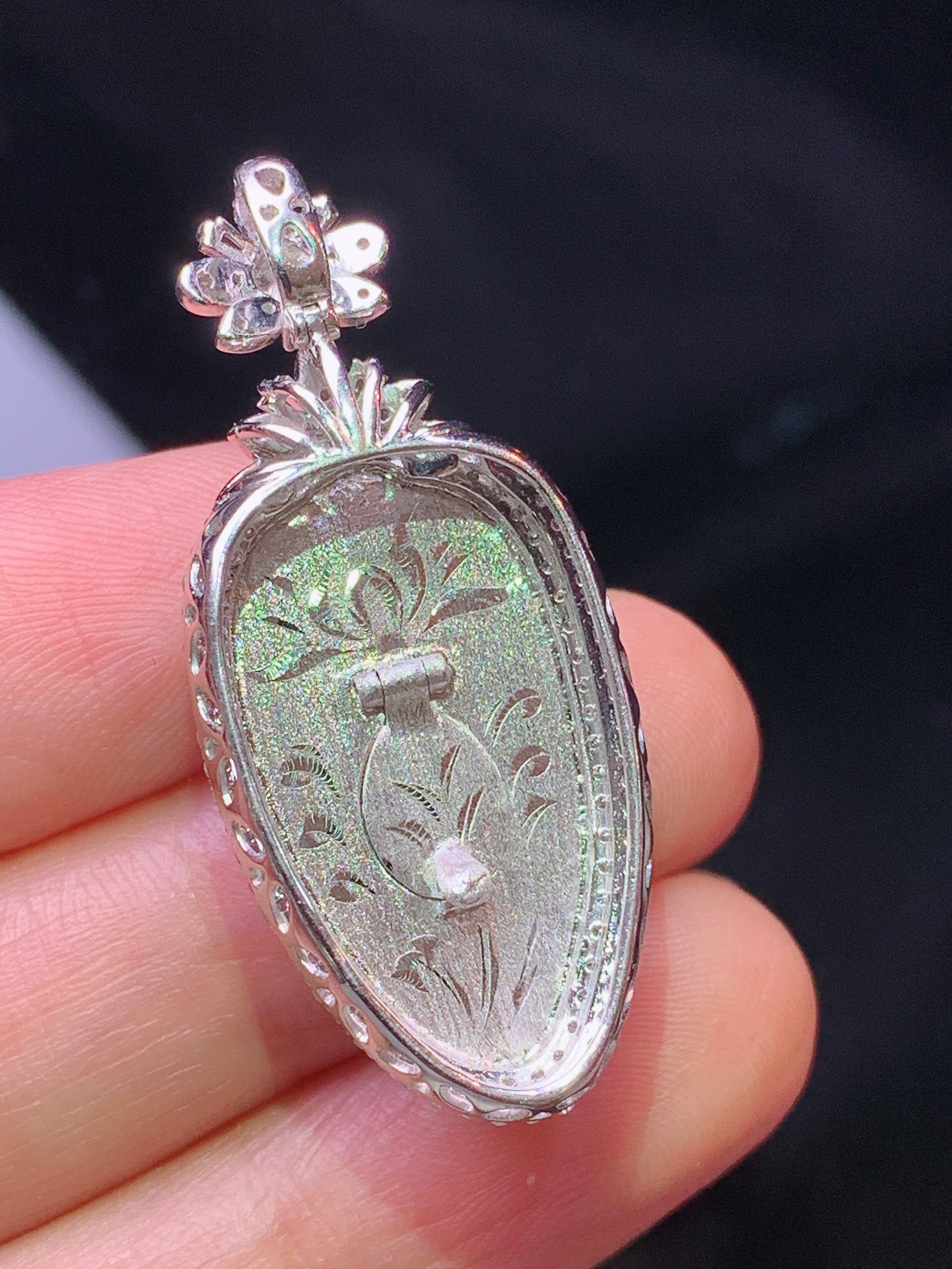 18k金钻镶嵌翠绿福瓜吊坠 玉质细腻 色泽艳丽清新 水润亮眼 整体尺寸38.3*16.5*9.6L1