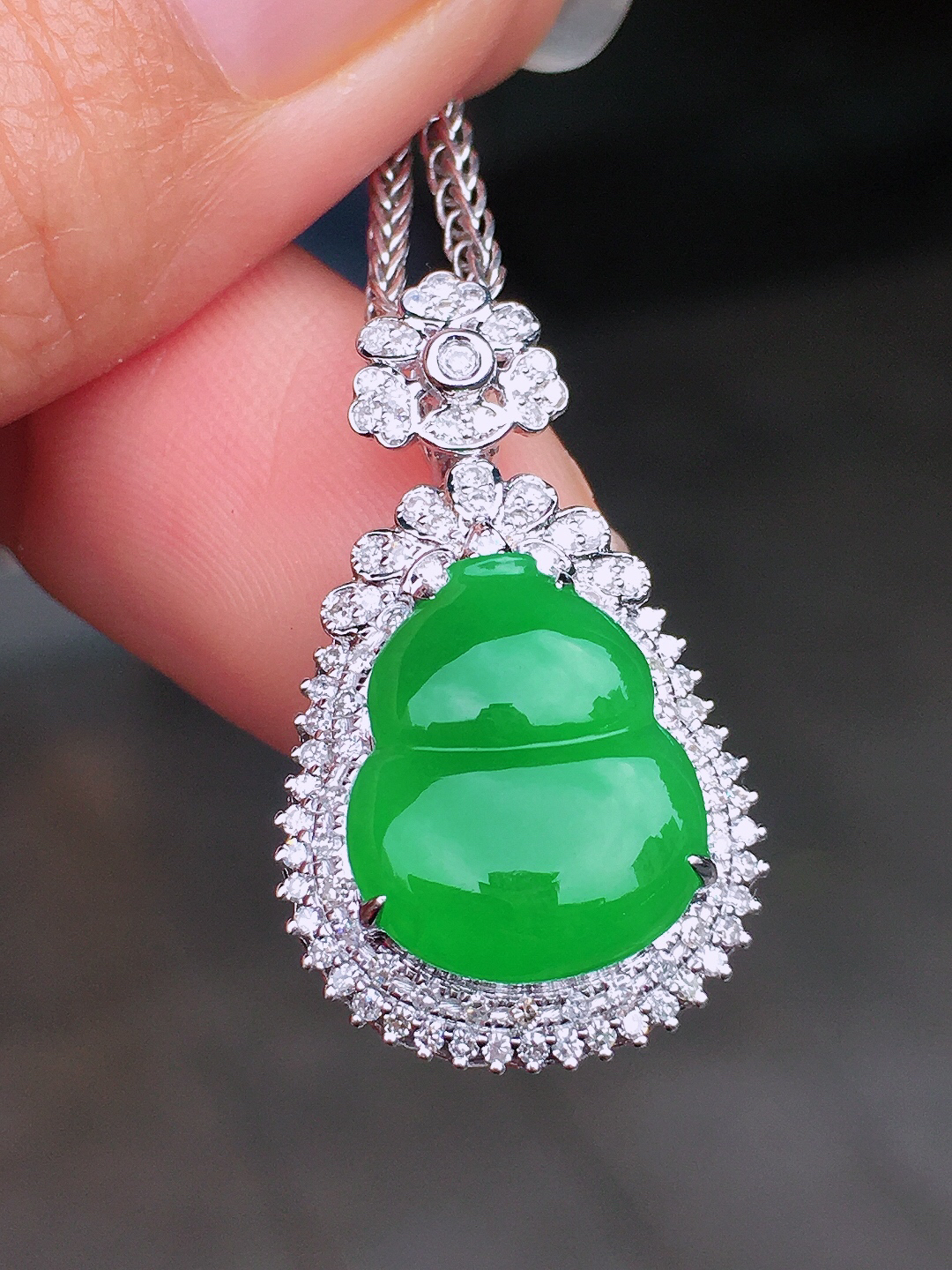 阳绿葫芦吊坠，色泽均匀艳丽，玉质细腻，荧光感超
强，饱满圆润，尽显优雅气质，18k
金豪华镶嵌