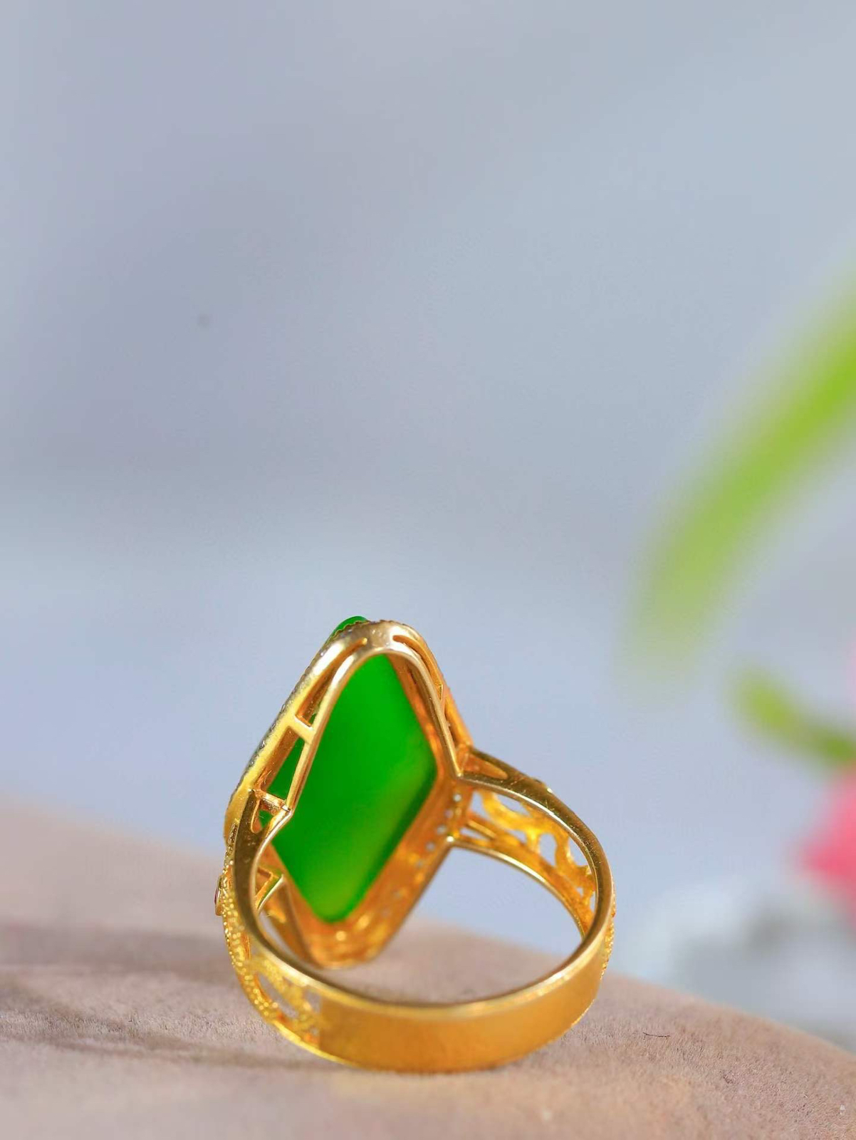 【金镶玉.戒指】

精品和田玉碧玉猫眼18k金镶嵌戒指 玉质细腻温润 油性十足 ，不论时光如何流转变化，这枚戒指始终闪耀着最初的光芒。精工镶嵌18K金 （保真金 可检测贵金属18K金） 重3.9克 尺寸17-21.4-11mm 78372255A