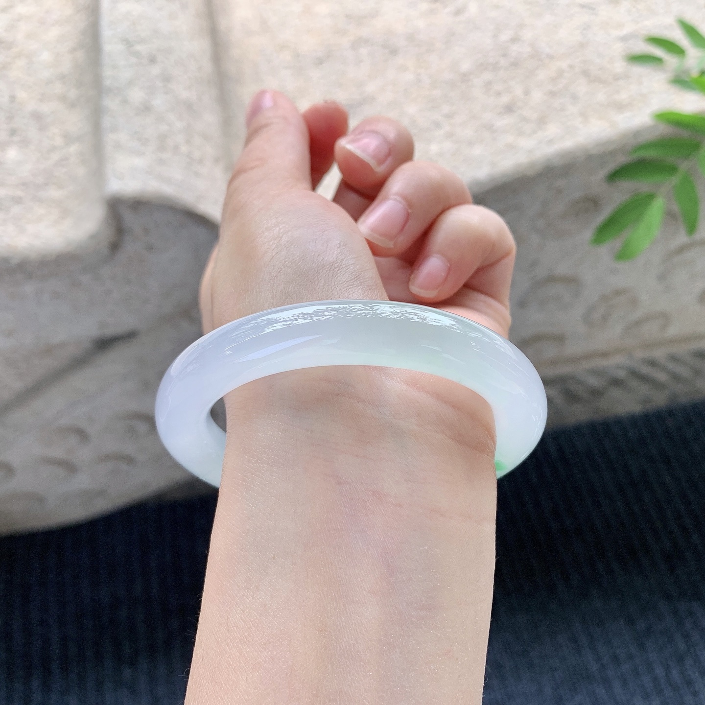 圆条54 55【圈口】55.7/10.5/10.2【】喜询【编码】HT120502【描述】冰种飘绿，清透，水润，种老，细腻，打灯有棉絮