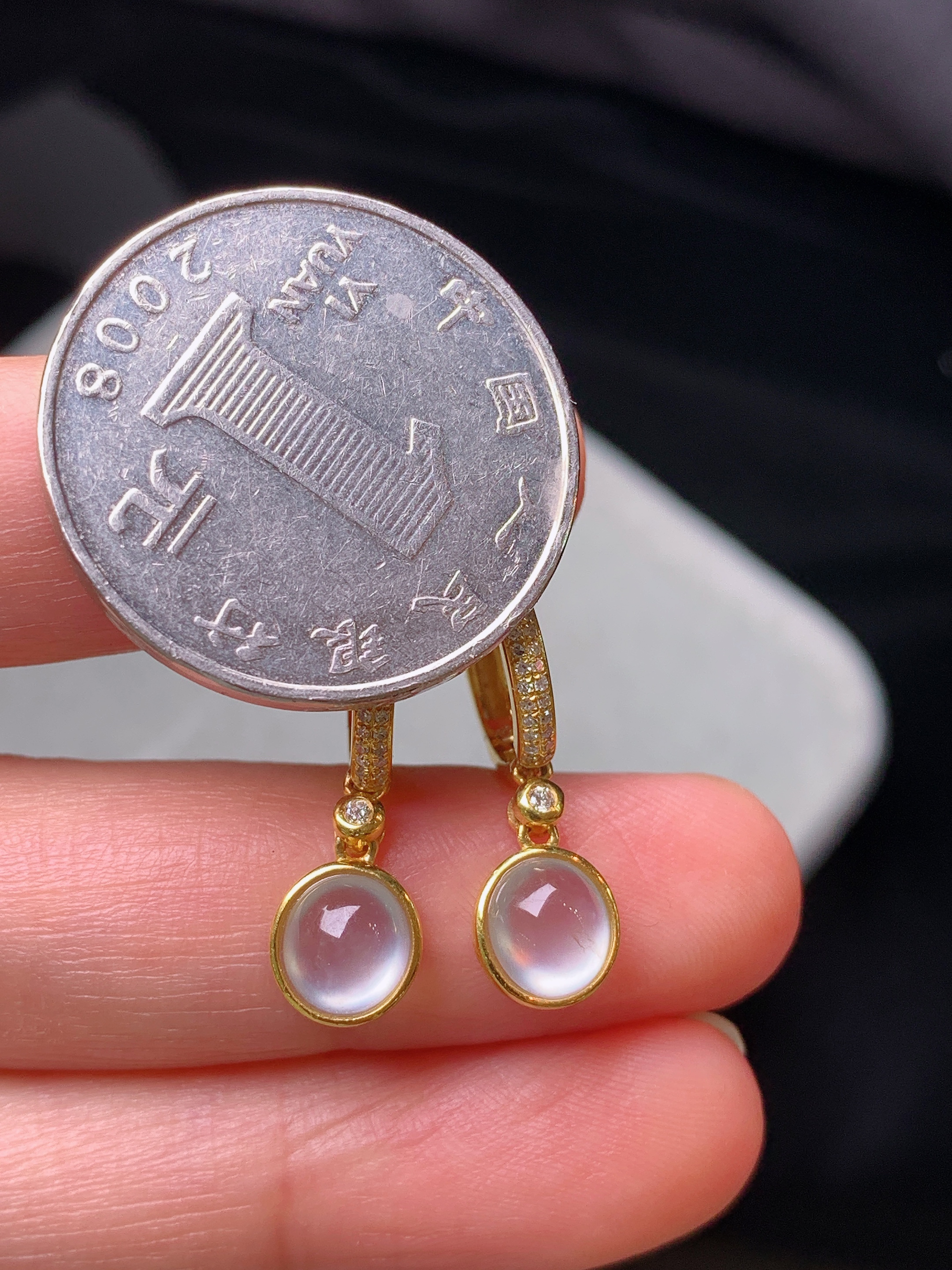 18k金钻镶嵌冰种蛋面耳坠 玉质细腻 色泽艳丽清新 水润亮眼 整体尺寸22.5*7*3.8m3