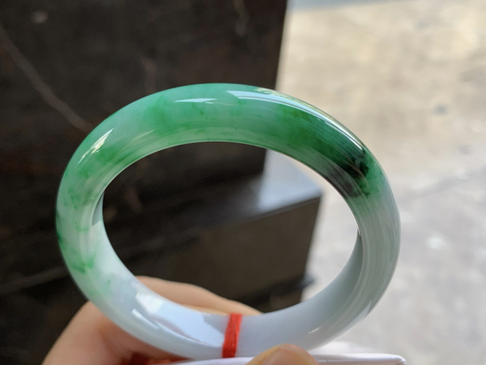 54.5-11.8-8.2

辣绿色手镯^_^颜色鲜艳 玉质温润