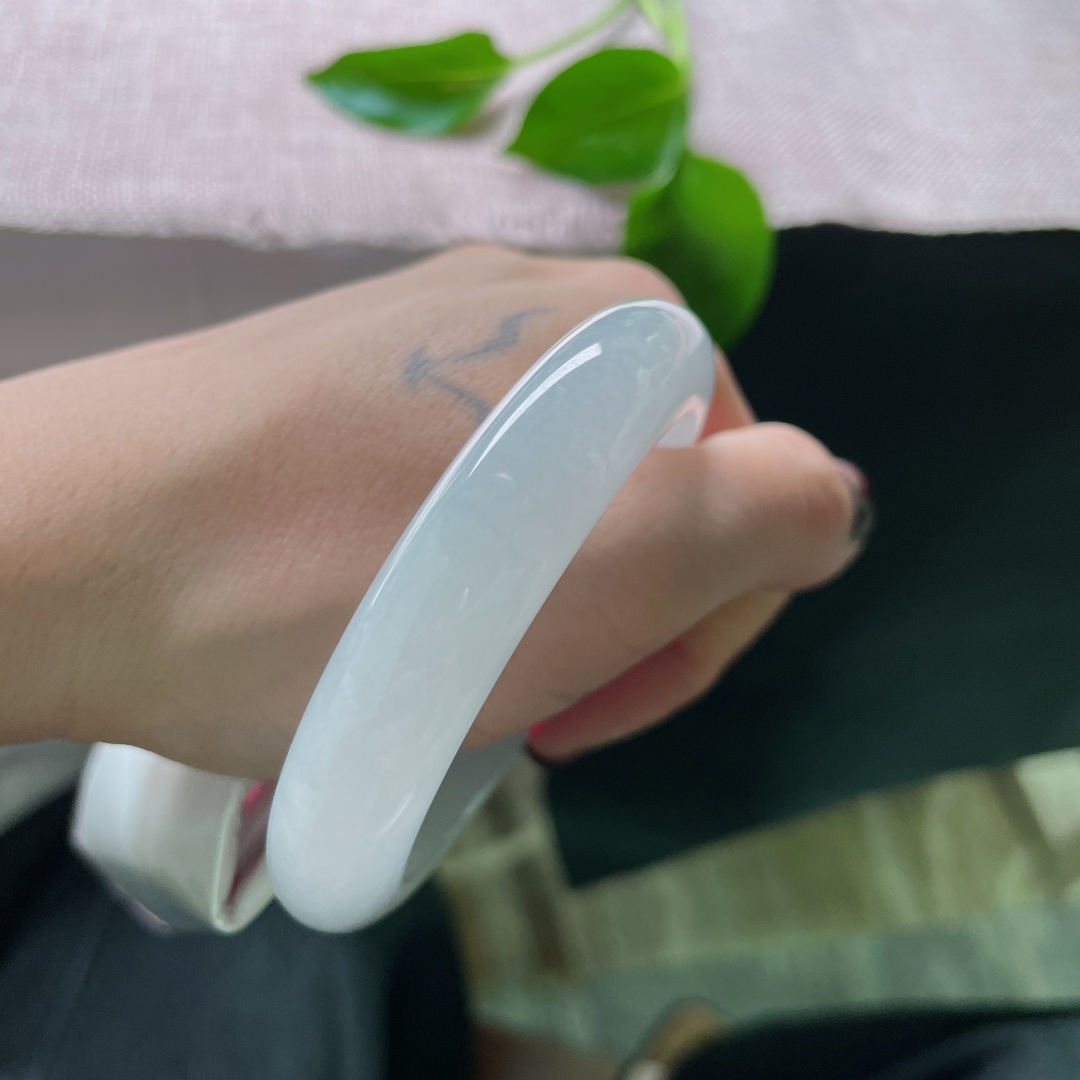 53.6/12.1/8.8，冰紫正圈，冰为骨，紫为魂。一方清透里，住着整个黎明前的梦境。。ss49469a