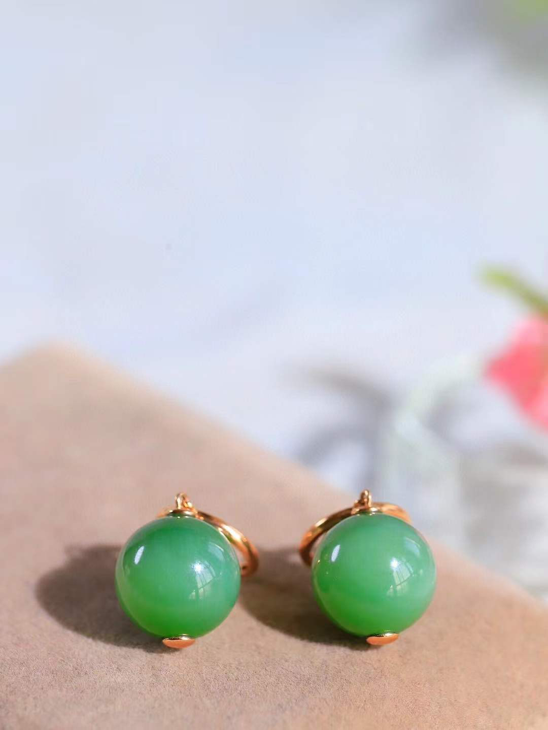 【金镶玉.耳坠】

精品和田玉碧玉猫眼镶嵌18k金.耳坠，金玉良缘 耳畔生辉，以和田温玉镌刻东方雅韵，金丝勾勒璀璨光华。金玉相嵌，寓意福泽绵长、情缘永固。佩戴间，既有玉的从容气度，又蕴金的尊贵风雅。耳畔摇曳生姿，点亮东方美学的含蓄与奢华。时光流转，唯爱恒久如金，初心温润似玉。总重10.7克 裸石尺寸取一14.2mm 5540500A