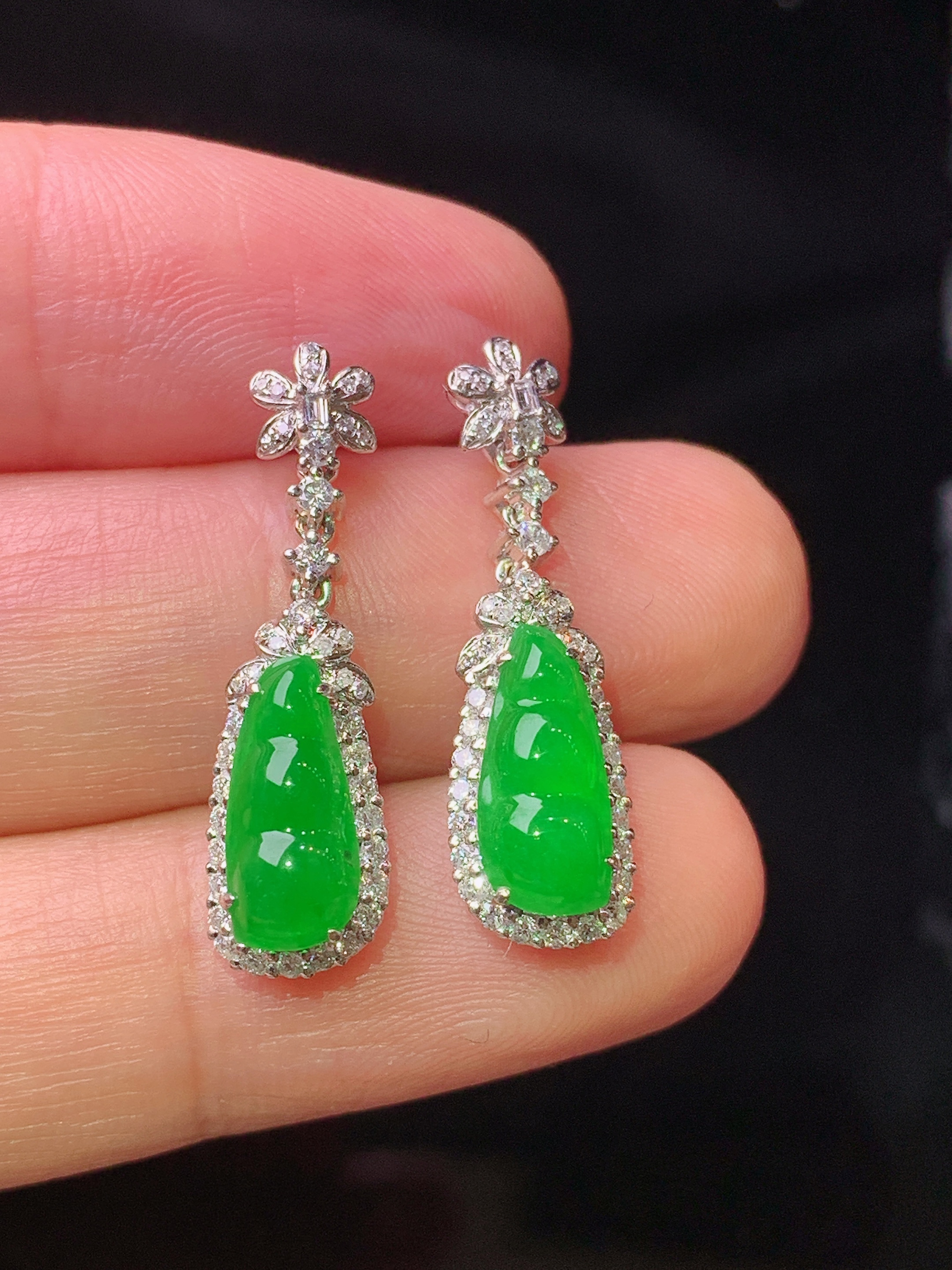 18k金钻镶嵌满绿四季豆耳坠 玉质细腻 色泽艳丽清新 水润亮眼 整体尺寸25*7*6m3