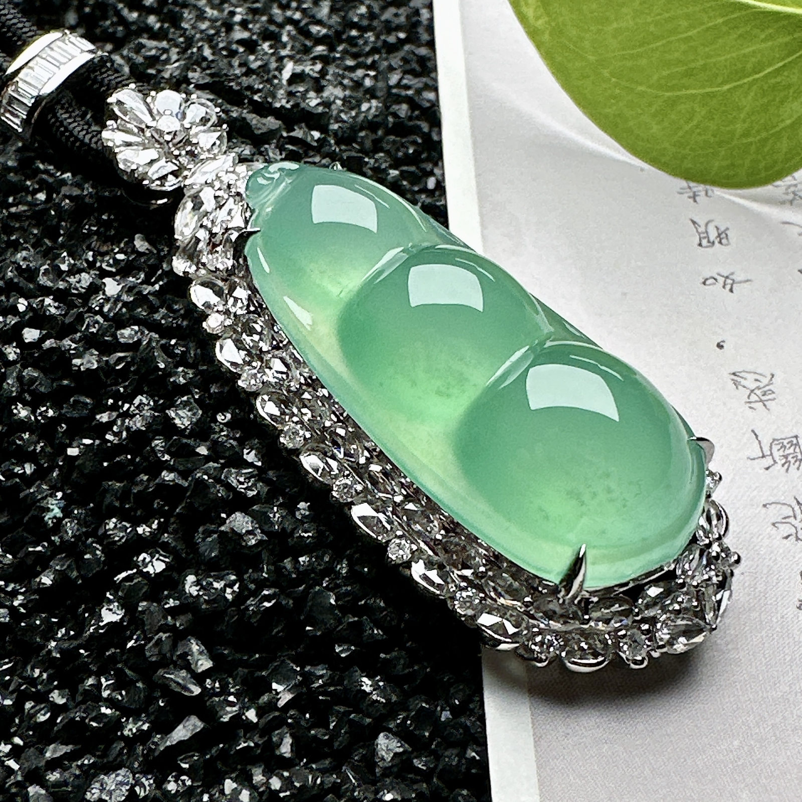【冰种晴绿福豆吊坠】种地上乘，冰感十足，通透起光，饱满圆润，收藏品质，18k金钻镶嵌，裸石尺寸34.4*14.4*8.6毫米