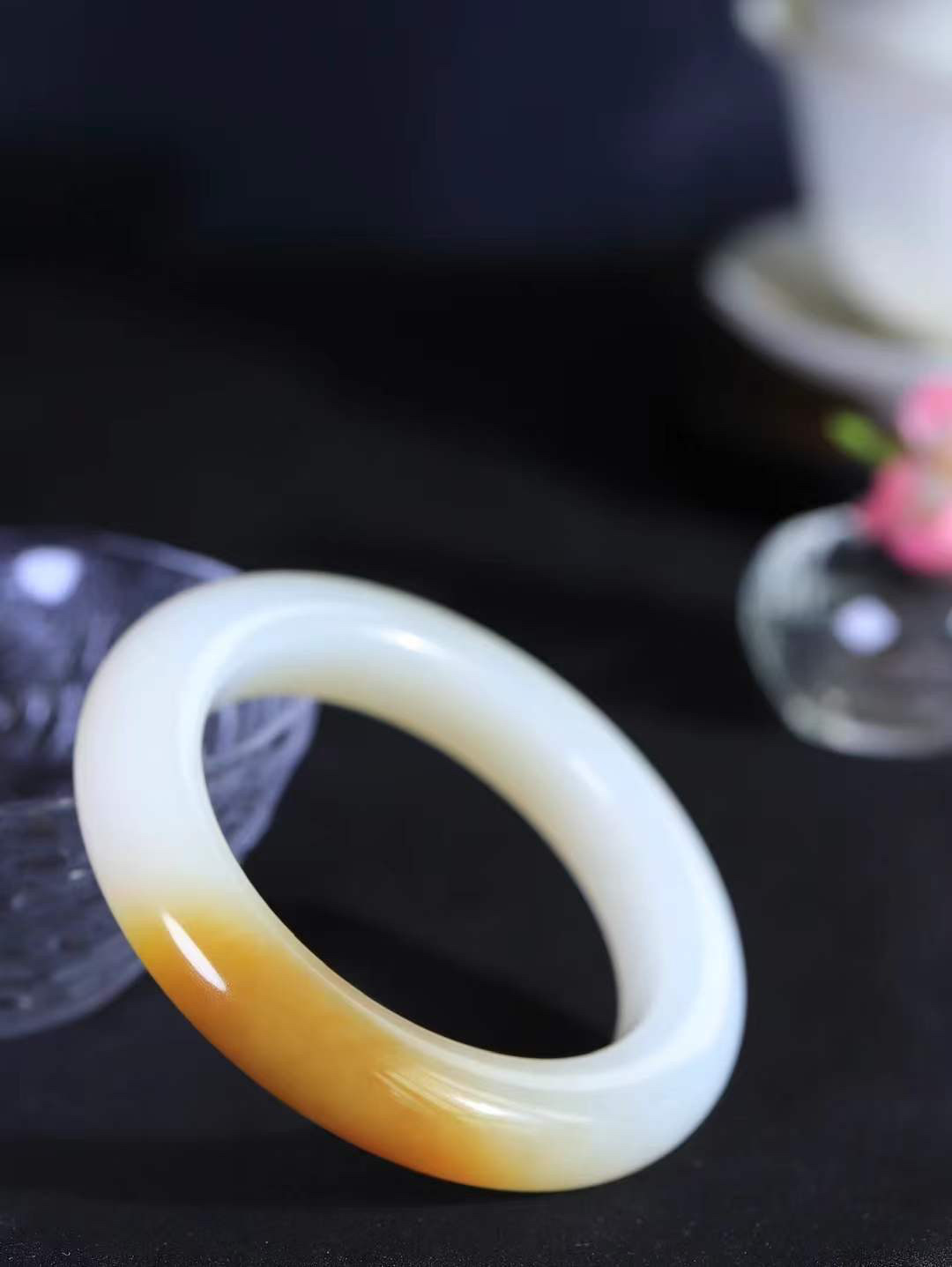 【暖玉生香·手镯】

精品和田玉糖白玉手镯，质地油润细腻，色泽高贵典雅，镯型古朴典雅。在诗情画意的雨巷相遇，你是我腕间的一抹风情，有你眸有深情，清风荡漾湖间静水，我愿俯身低眉，在烟波涟漪处，寻你深情倩影。内径55.5mm尺寸12.7-11.8mm重77克  6940258A