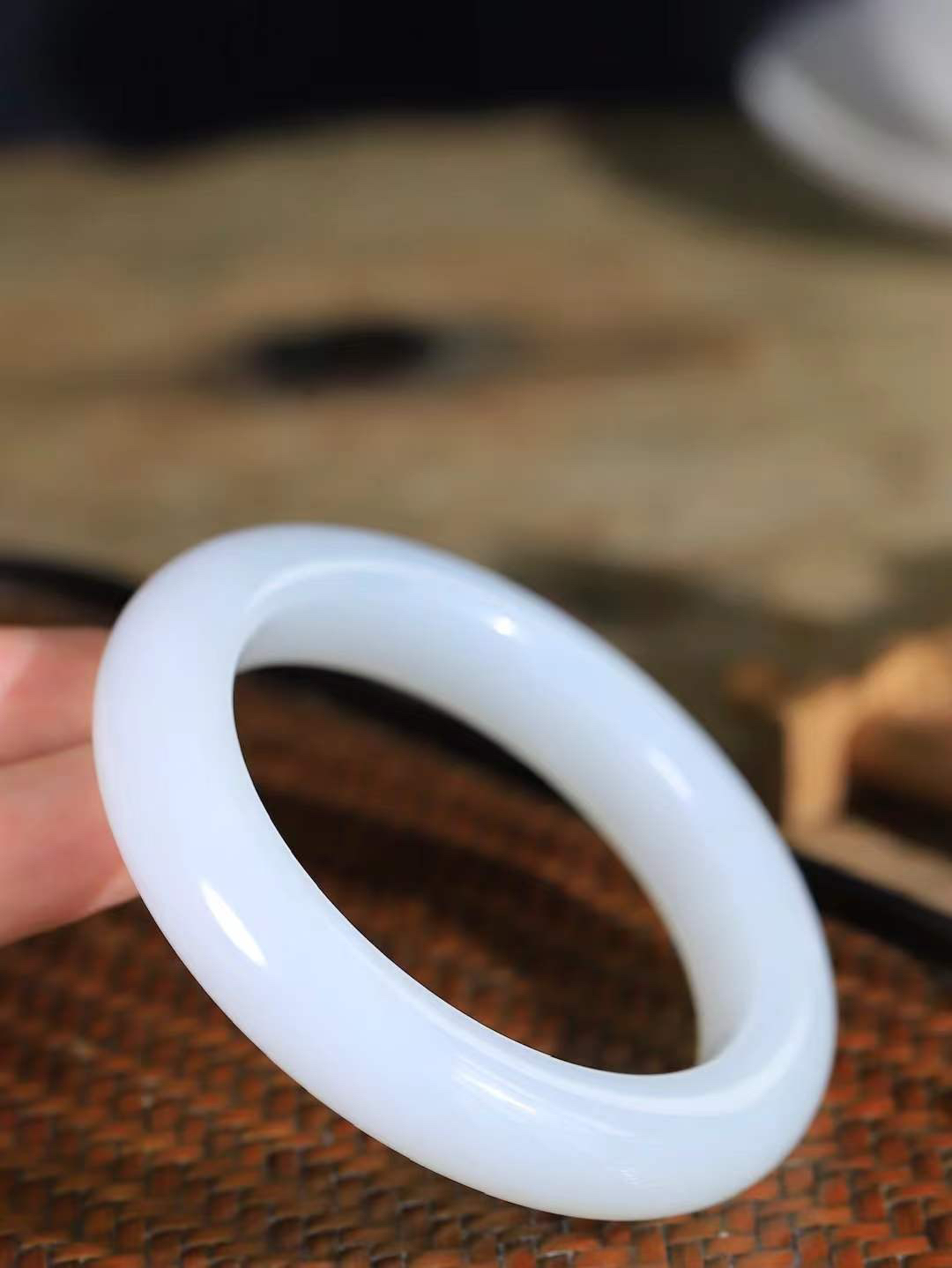 （温柔雅致.手镯）

精品和田玉白玉手镯。镯型饱满，温润细腻，脂润沁香。️执一卷书，沏一盏茶，着一袭裙，戴一只镯。淡淡浅笺，素心若兰，静赏玉中诗画。悠悠岁月，芊手轻摘，盛满诗样芳华。重82.2克   尺寸58-13.5-11.6mm    FDA-3240200