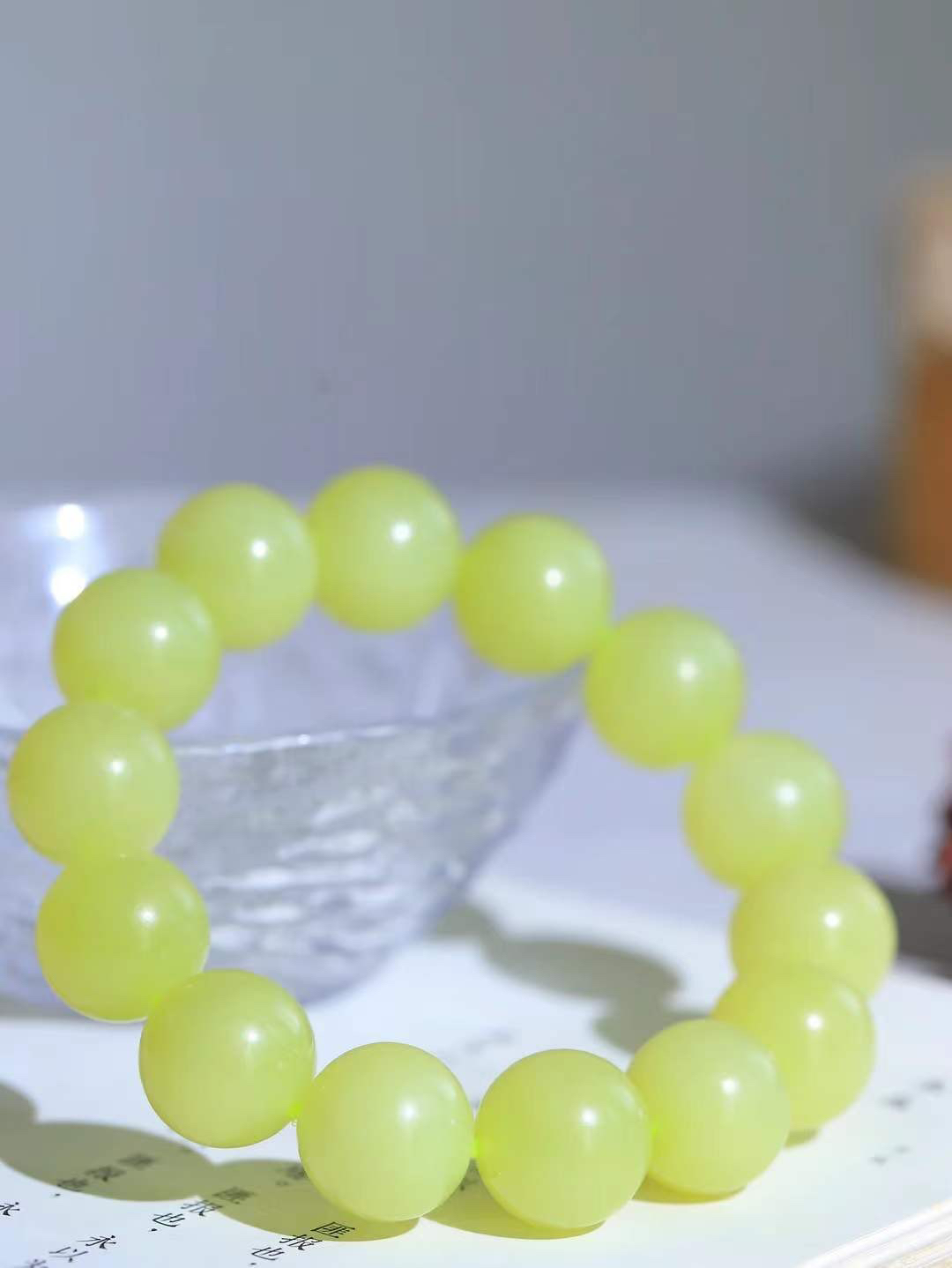 【珠圆玉润.手串】

精品和田玉黄口珠圆玉润手串 玉质温润细腻  整串打磨圆润，佩戴舒适。珠珠落玉盘，间关莺语花底滑，一生美好时光，无论身在何处，都有它相伴相守。事事顺遂，幸福美满，吉祥如意。重87克 尺寸取一15.8mm  7940378A