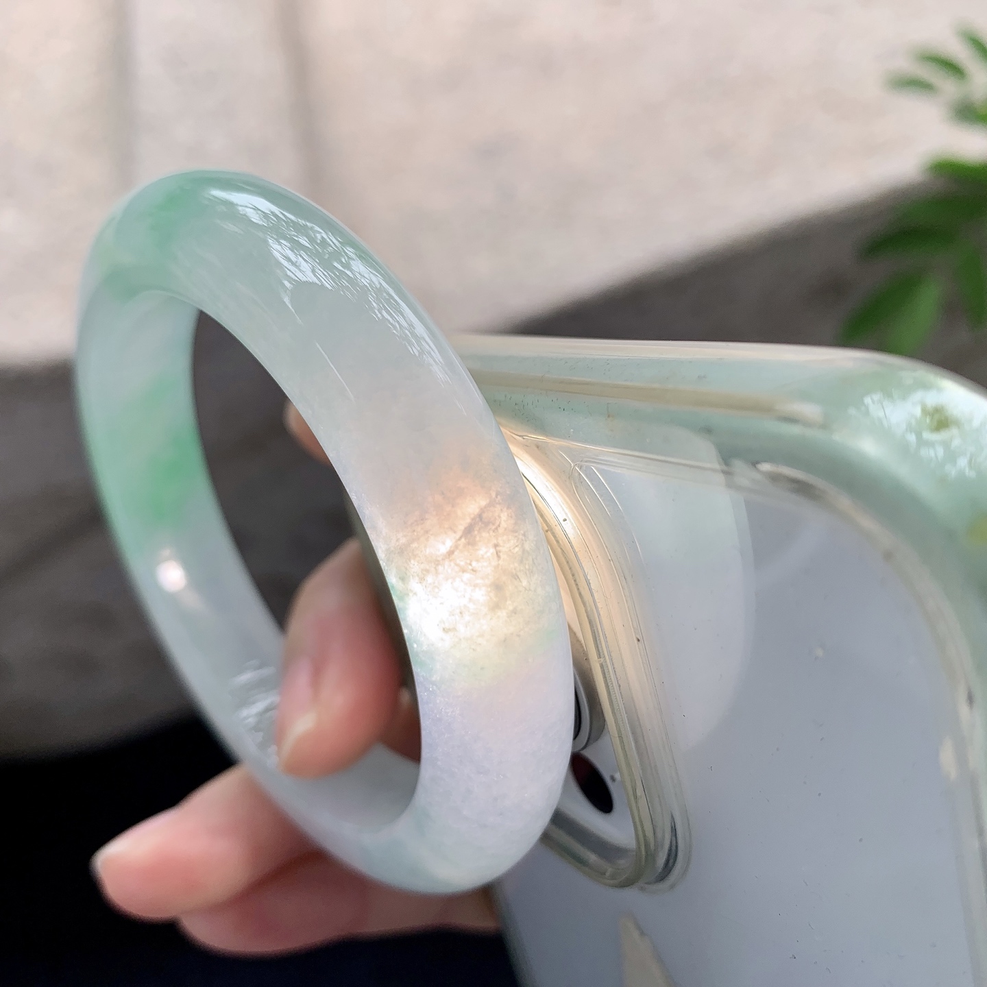 正圈53 54【圈口】54.2/11.6/9.5【】喜询【编码】G6120512【描述】冰飘绿，清透，水润，种老，细腻，打灯有絮线