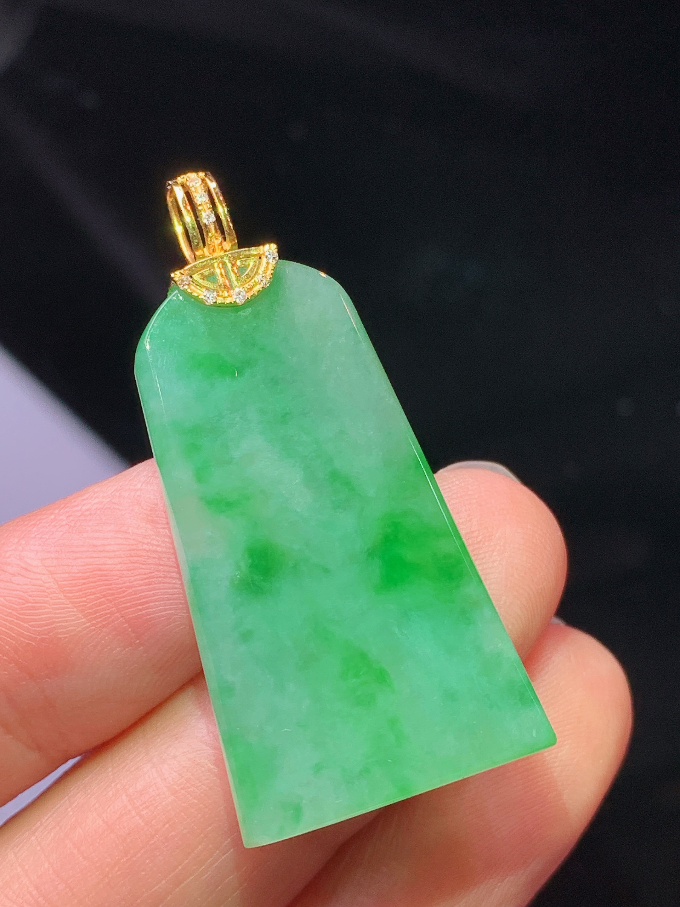 18k金钻镶嵌翠绿无事牌吊坠 玉质细腻 色泽艳丽清新 水润亮眼 整体尺寸38.8*19*3.5b1