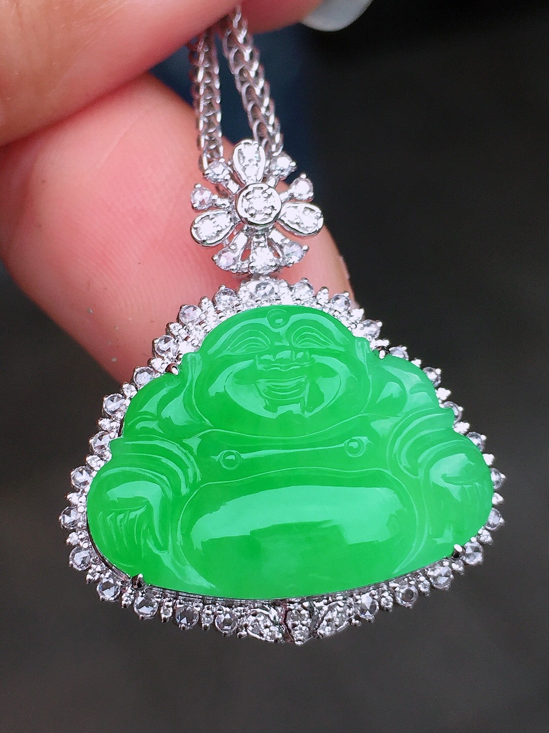 阳绿佛公吊坠，色泽均匀艳丽，玉质细腻，荧光感超
强，饱满圆润，尽显优雅气质，18k
金豪华镶嵌