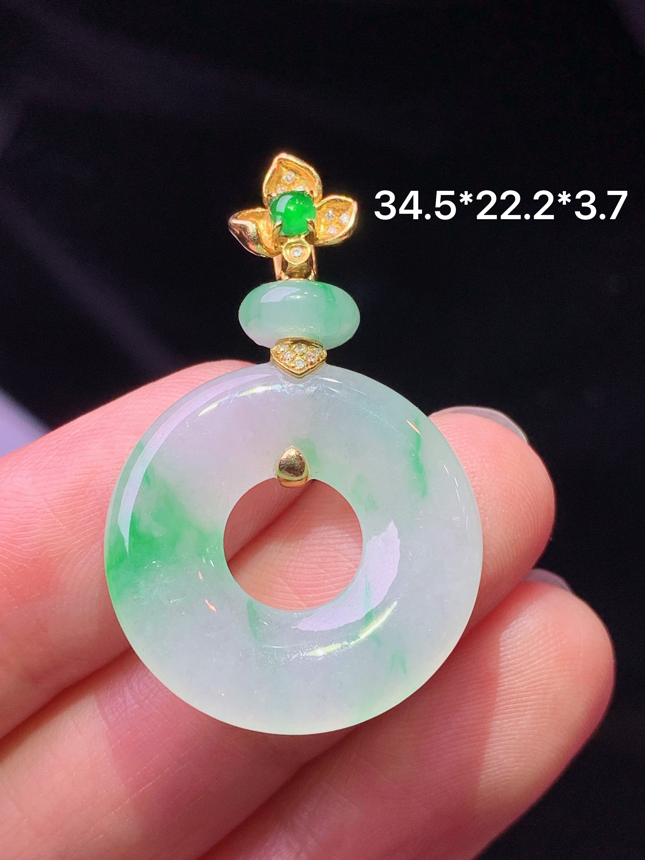 18k金钻镶嵌飘绿平安环吊坠 玉质细腻 色泽艳丽清新 水润亮眼 整体尺寸34.5*22.2*3.7b1