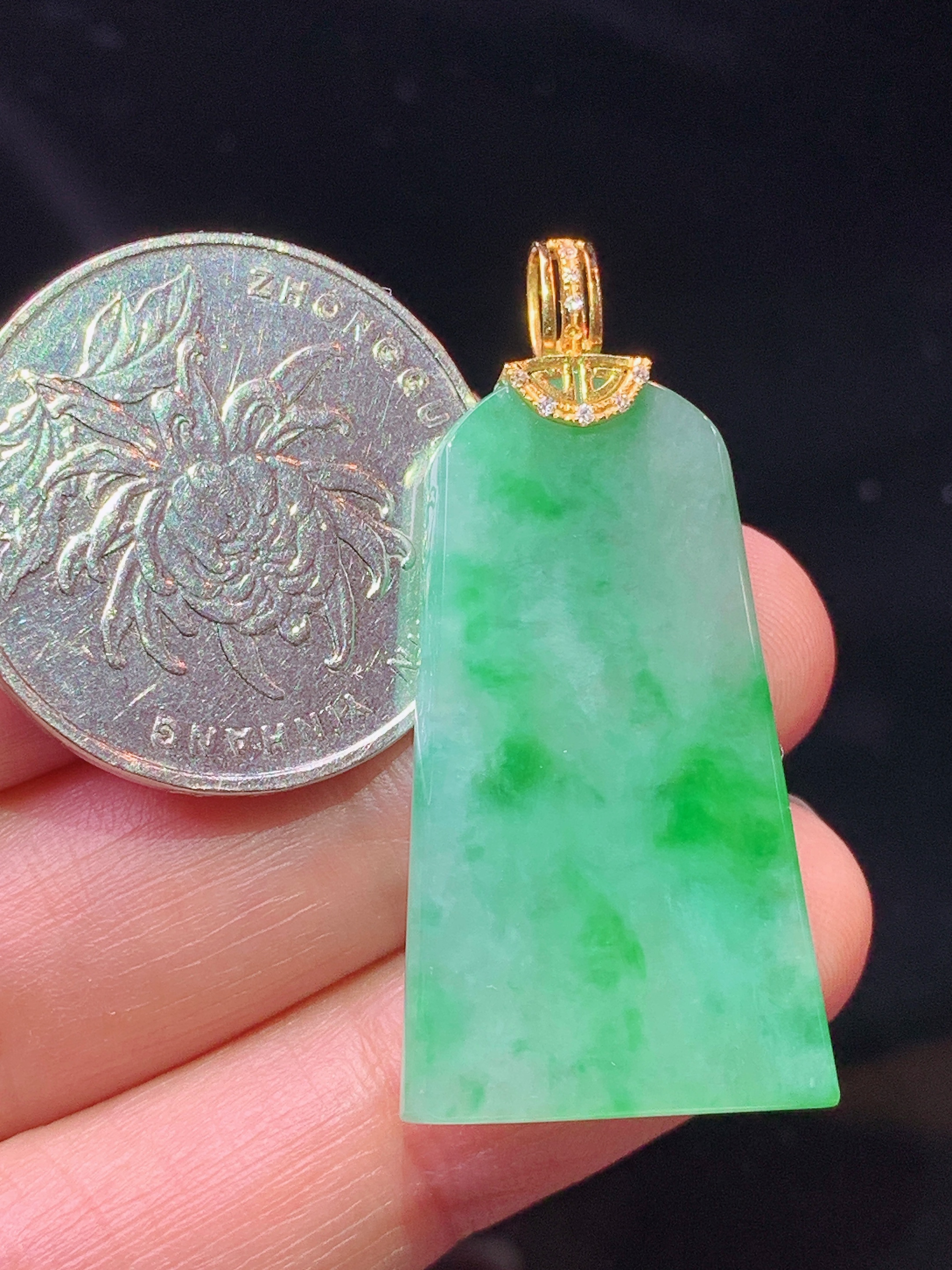 18k金钻镶嵌翠绿无事牌吊坠 玉质细腻 色泽艳丽清新 水润亮眼 整体尺寸38.8*19*3.5b1