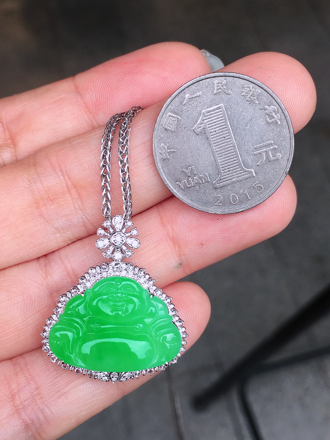阳绿佛公吊坠，色泽均匀艳丽，玉质细腻，荧光感超
强，饱满圆润，尽显优雅气质，18k
金豪华镶嵌
