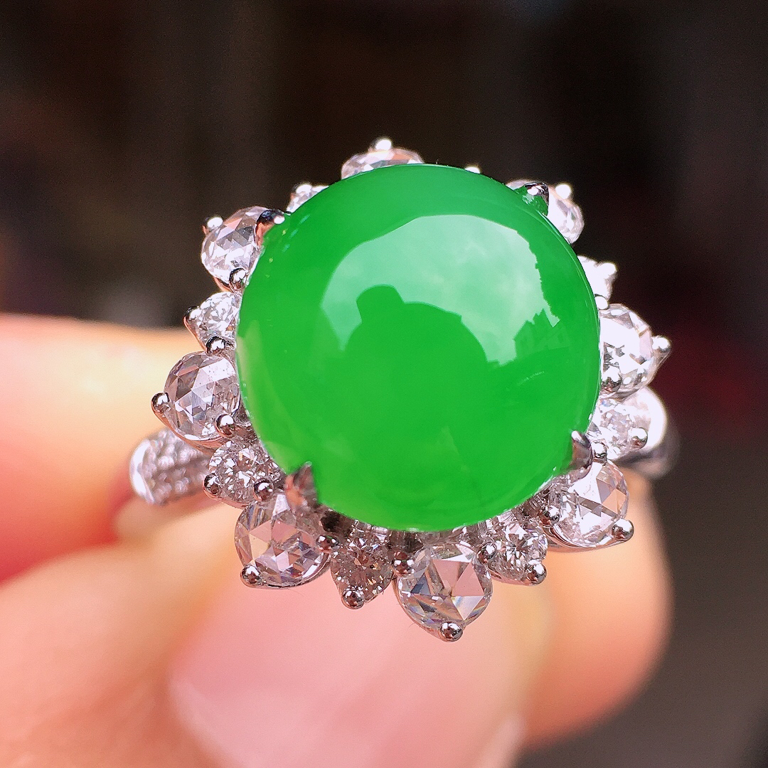 阳绿蛋面戒指，色泽均匀艳丽，玉质细腻，荧光感超
强，饱满圆润，尽显优雅气质，18k
金豪华镶嵌