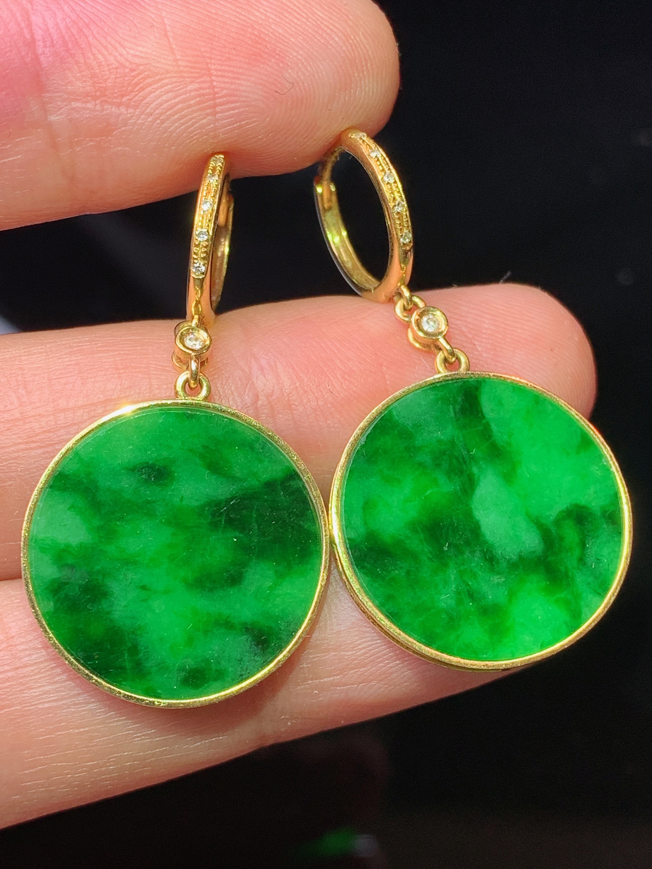 18k金钻镶嵌翠绿圆牌耳坠 玉质细腻 色泽艳丽清新 水润亮眼 整体尺寸34.2*18.5*2*b1