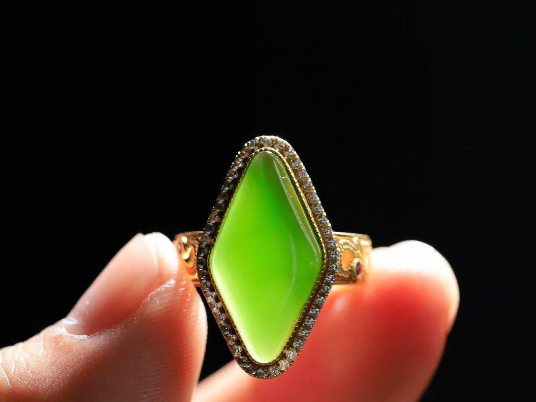 【金镶玉.戒指】

精品和田玉碧玉猫眼18k金镶嵌戒指 玉质细腻温润 油性十足 ，不论时光如何流转变化，这枚戒指始终闪耀着最初的光芒。精工镶嵌18K金 （保真金 可检测贵金属18K金） 重3.9克 尺寸17-21.4-11mm 78372255A