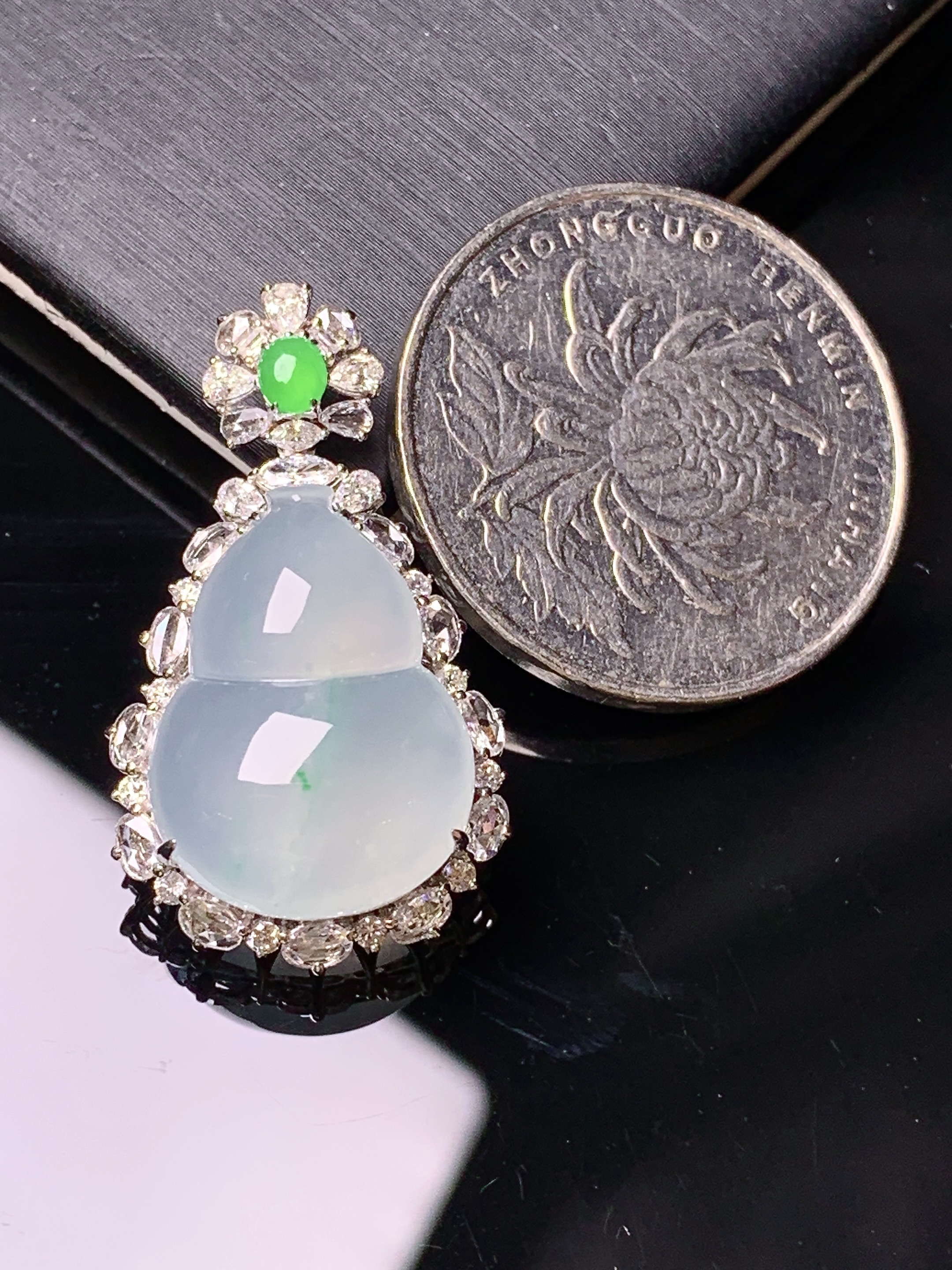 18k金钻镶嵌冰种葫芦吊坠 玉质细腻 色泽艳丽清新 水润亮眼 整体尺寸30*17.2*10.3m3