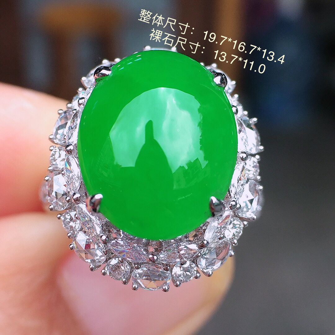 阳绿蛋面戒指，色泽均匀艳丽，玉质细腻，荧光感超
强，饱满圆润，尽显优雅气质，18k
金豪华镶嵌