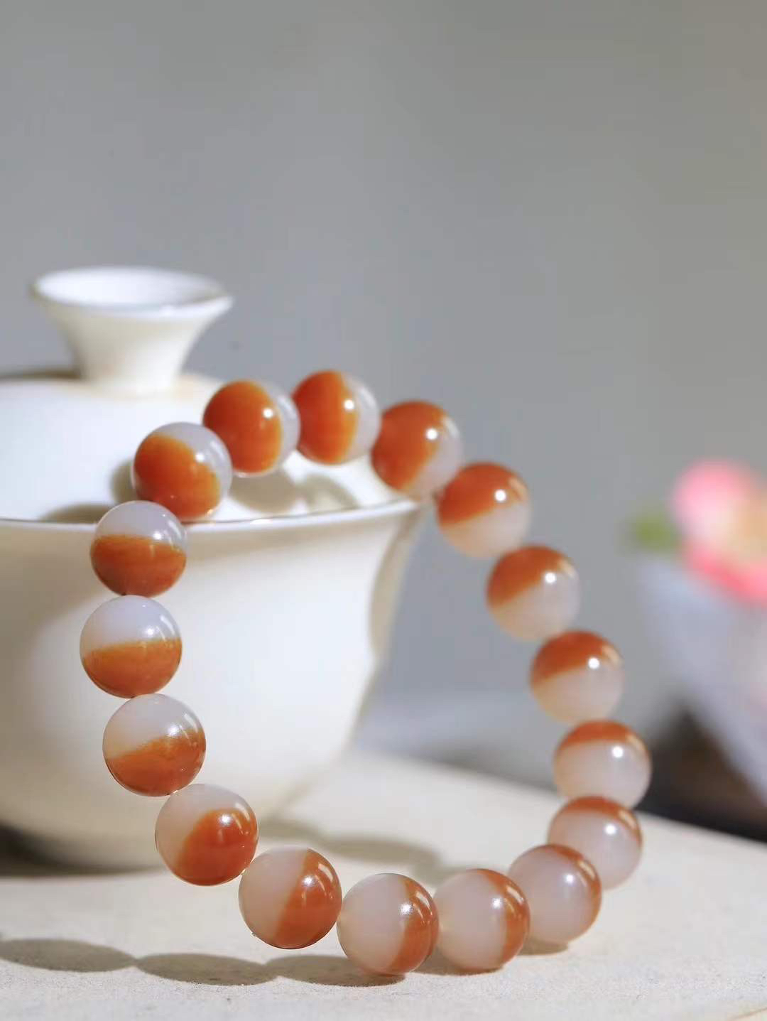 【珠圆玉润.手串】

精品和田玉糖白玉珠圆玉润手串 玉质温润细腻  整串打磨圆润，佩戴舒适。珠珠落玉盘，间关莺语花底滑，一生美好时光，无论身在何处，都有它相伴相守。事事顺遂，幸福美满，吉祥如意。重43.8克 尺寸取一11.8mm  7940278A