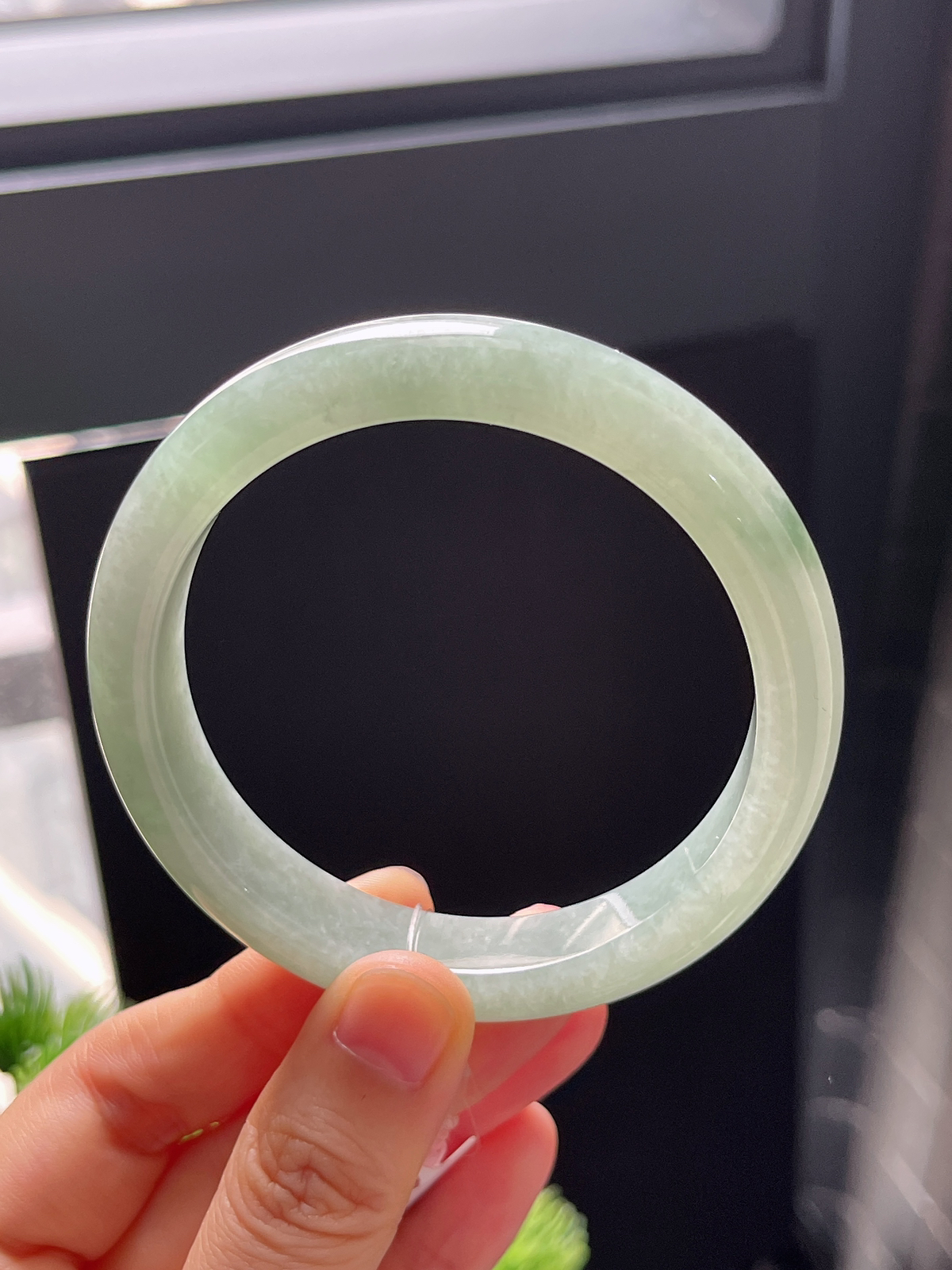 正圈57圈口，翡翠糯化种淡绿色手镯