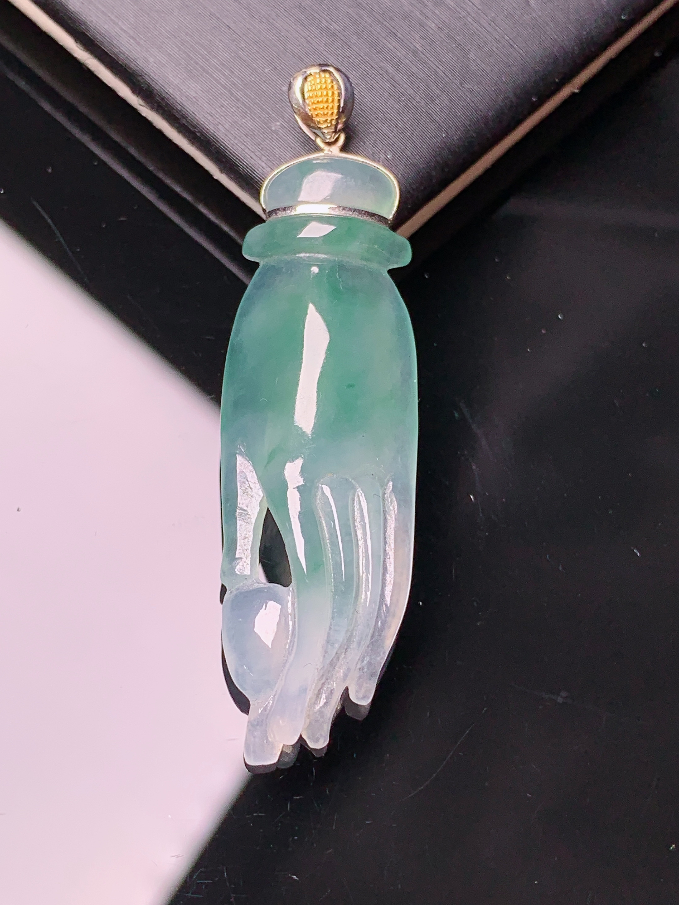 18k金镶嵌冰种飘绿掌上明珠吊坠 玉质细腻 色泽艳丽清新 水润亮眼 整体尺寸44.3*12.2*5.