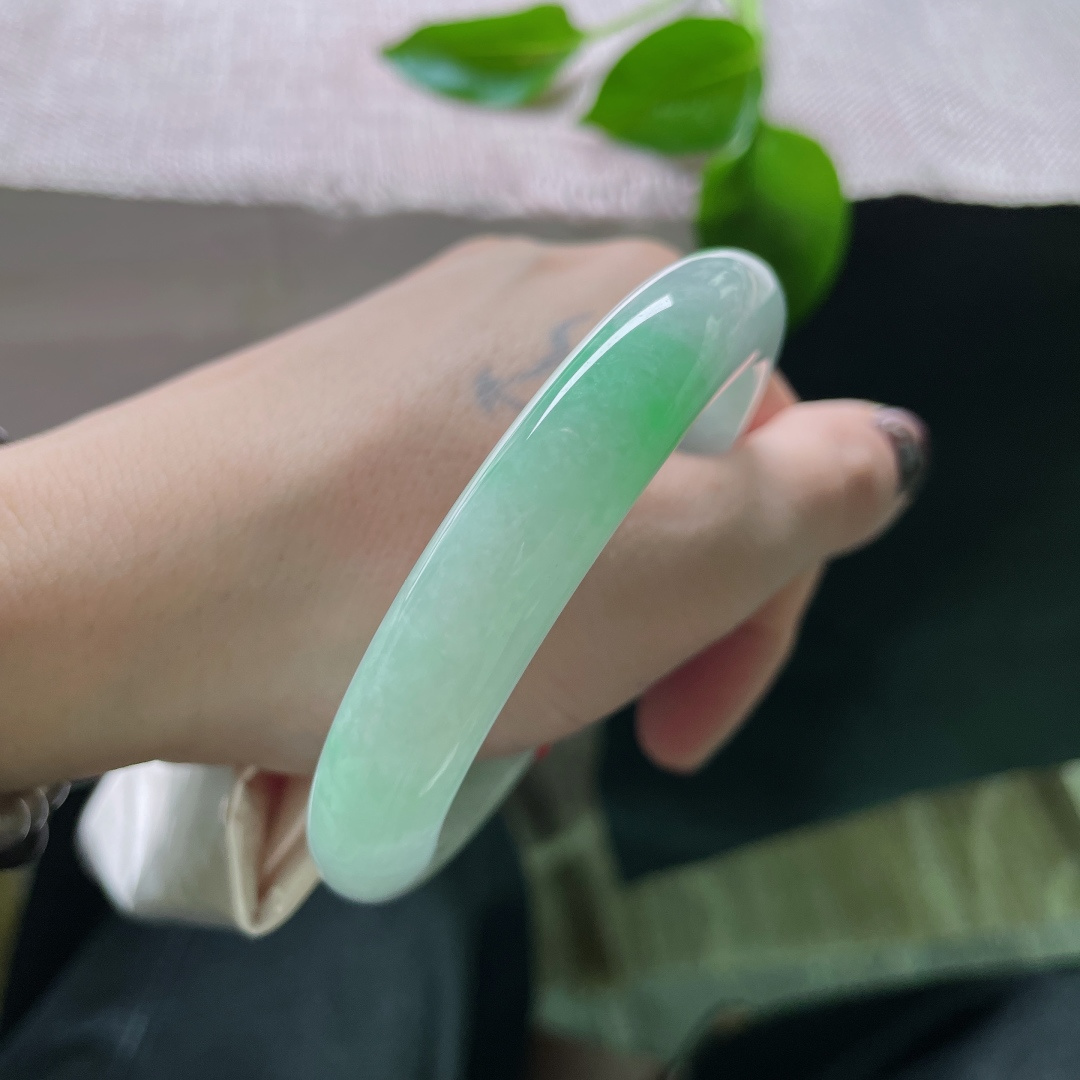 59.2/11.8/9，飘绿正圈，水润细腻，腕间一汪春水，绿意凝作烟云。皮纹，ss49899a