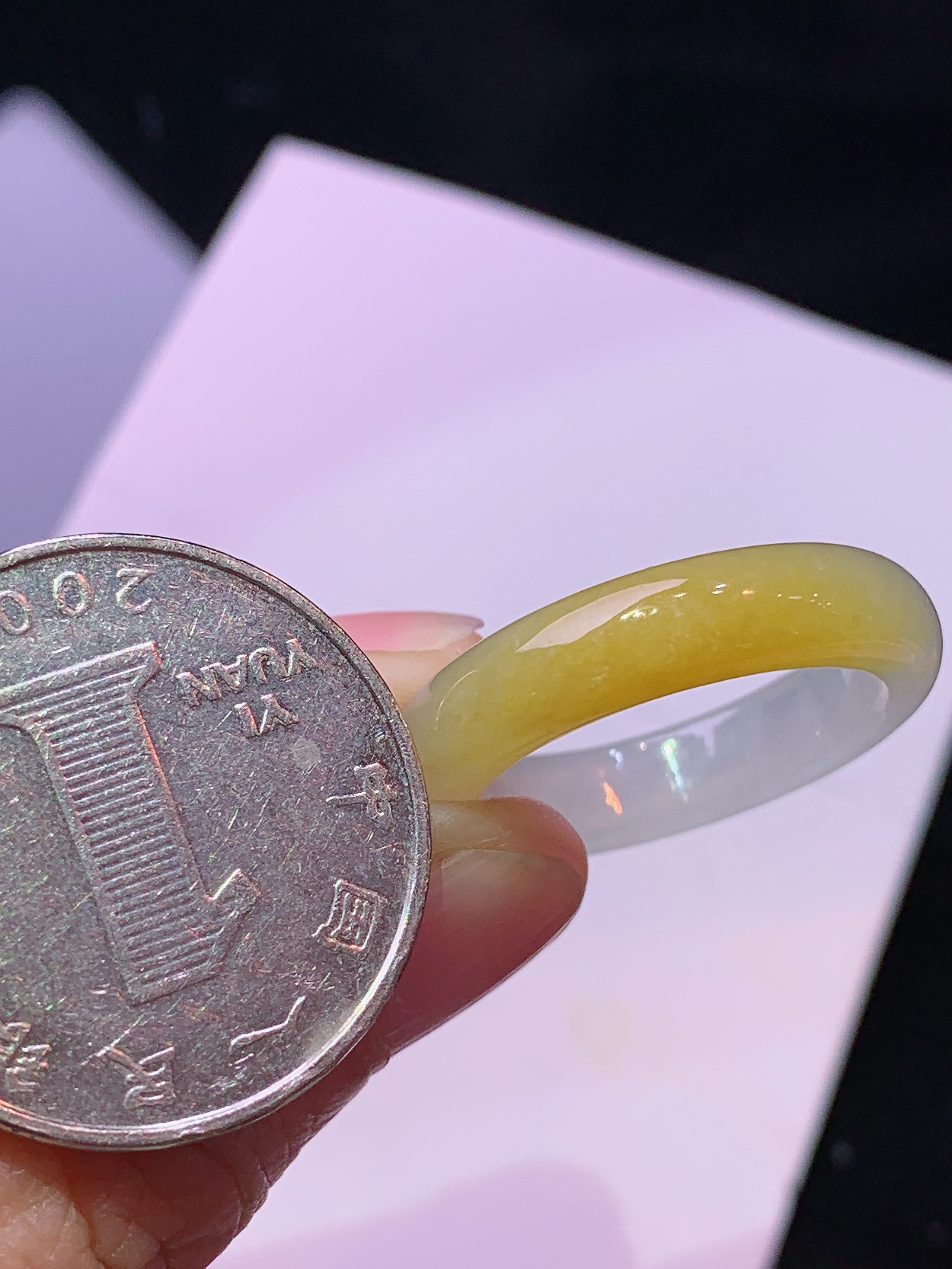 飘黄翡指环 玉质细腻 色泽艳丽清新 水润亮眼 圈口18 整体尺寸25.8*5.2*3.8w1