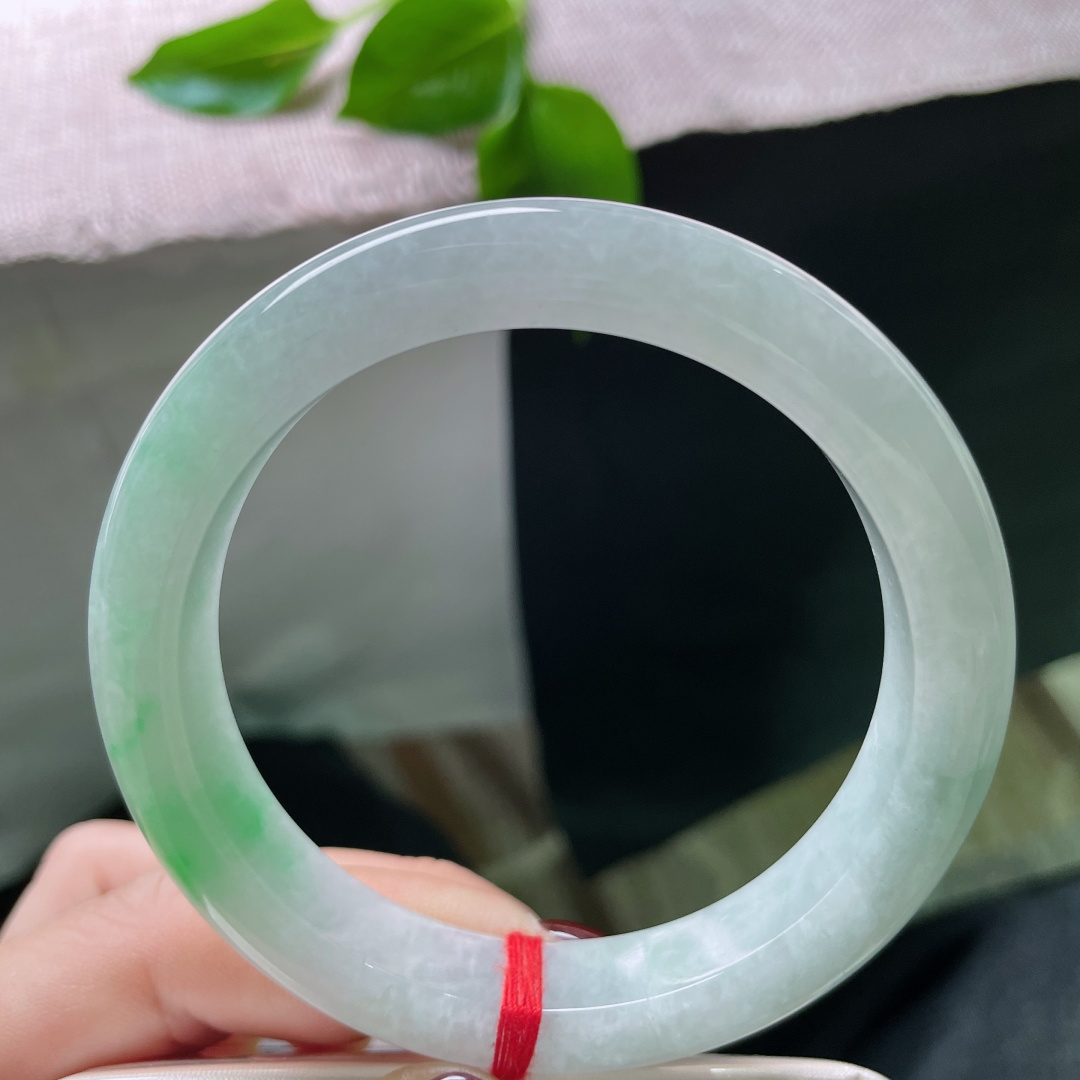 59.2/11.8/9，飘绿正圈，水润细腻，腕间一汪春水，绿意凝作烟云。皮纹，ss49899a