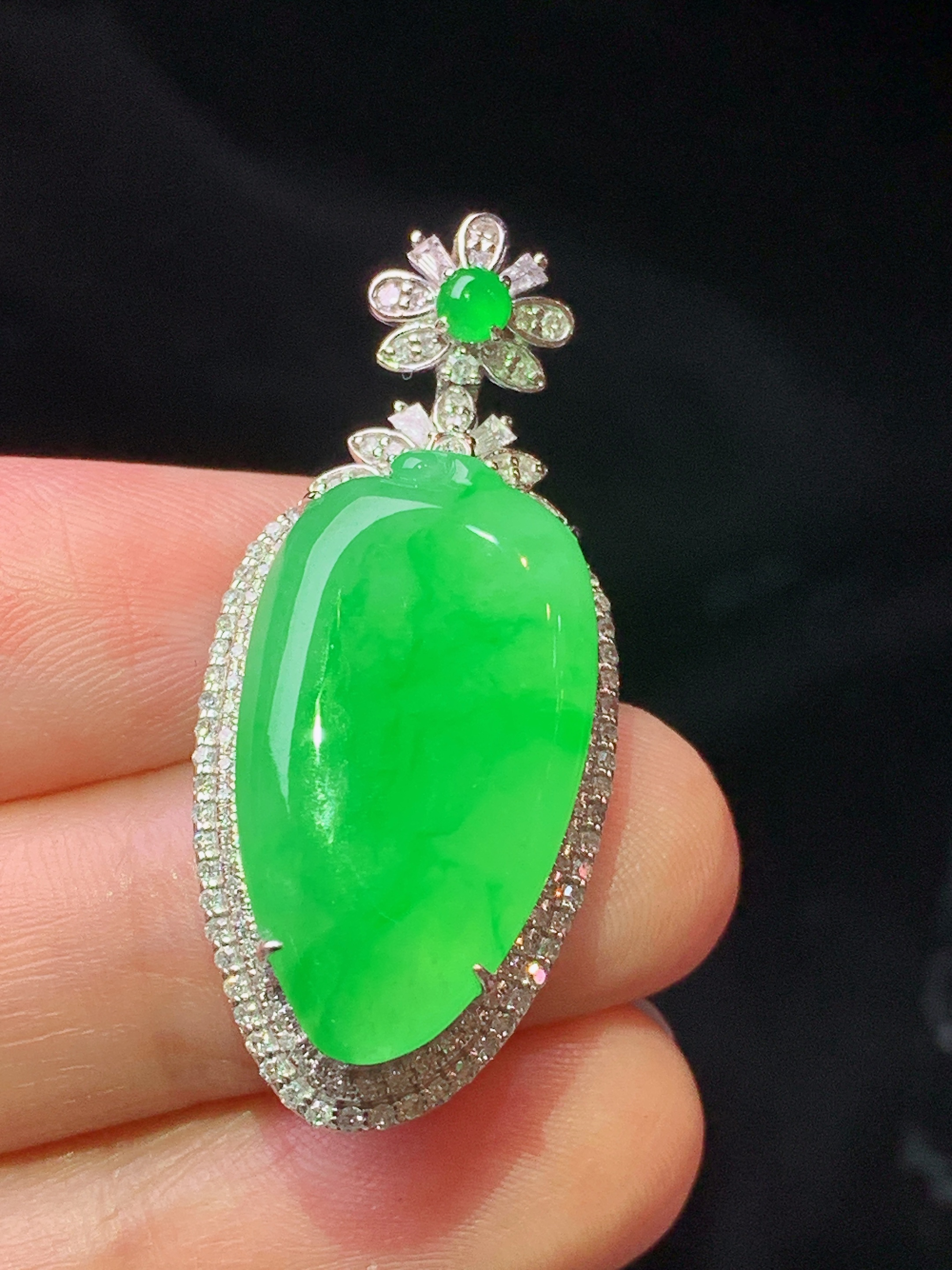 18k金钻镶嵌翠绿福瓜吊坠 玉质细腻 色泽艳丽清新 水润亮眼 整体尺寸38.3*16.5*9.6L1