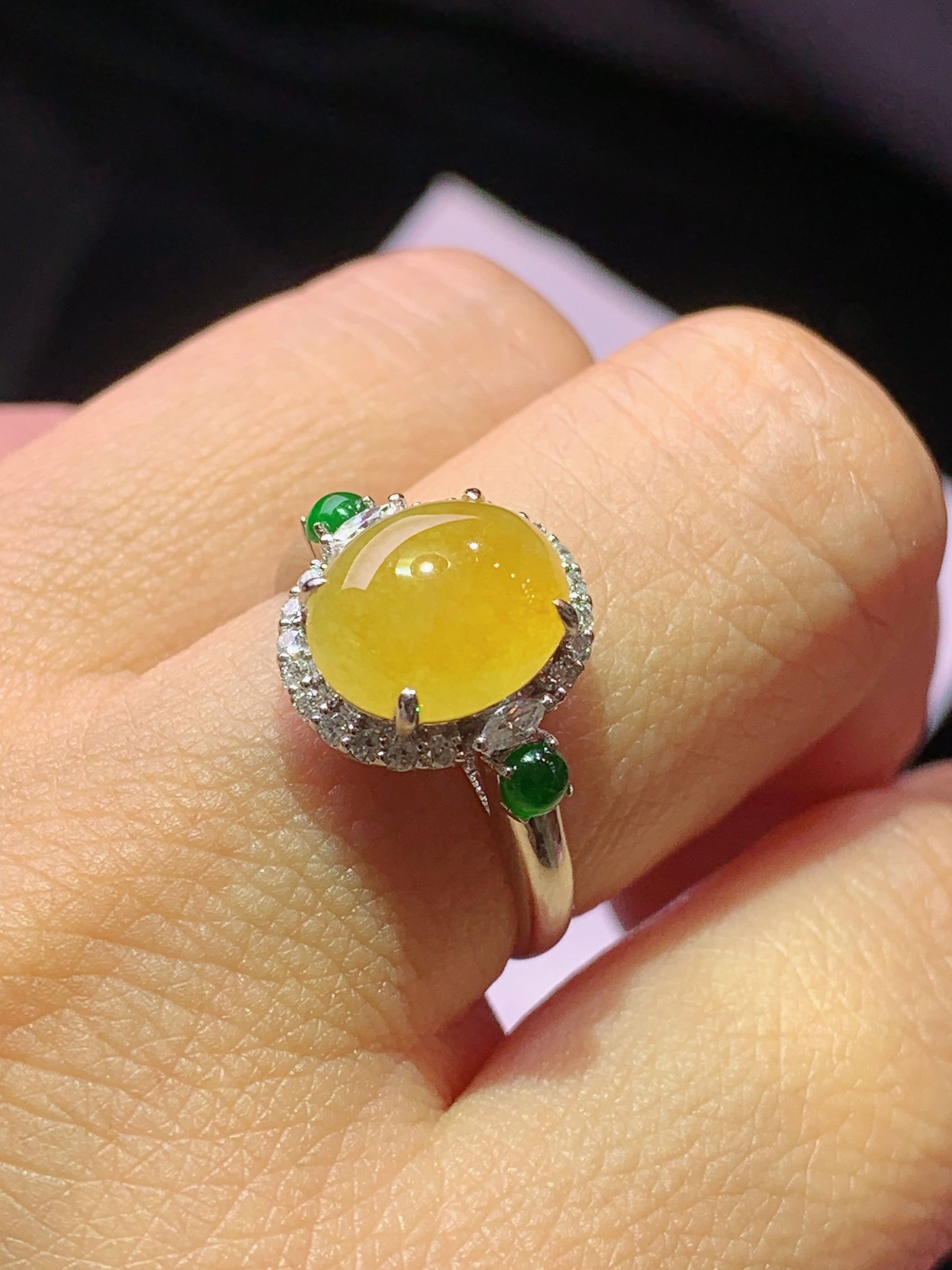18k金钻镶嵌黄翡蛋面戒指 玉质细腻 色泽艳丽清新 水润亮眼 圈口14.5 整体尺寸12.5*11*8m3