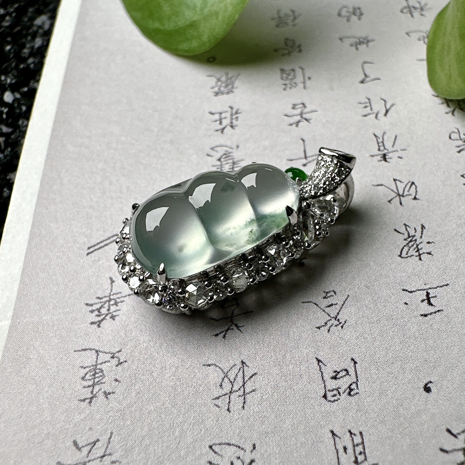 【玻璃种飘花福豆吊坠】种地上乘，冰感十足，通透起光，饱满圆润，收藏品质，18k金钻镶嵌，裸石尺寸14.4*8.7*4.1毫米