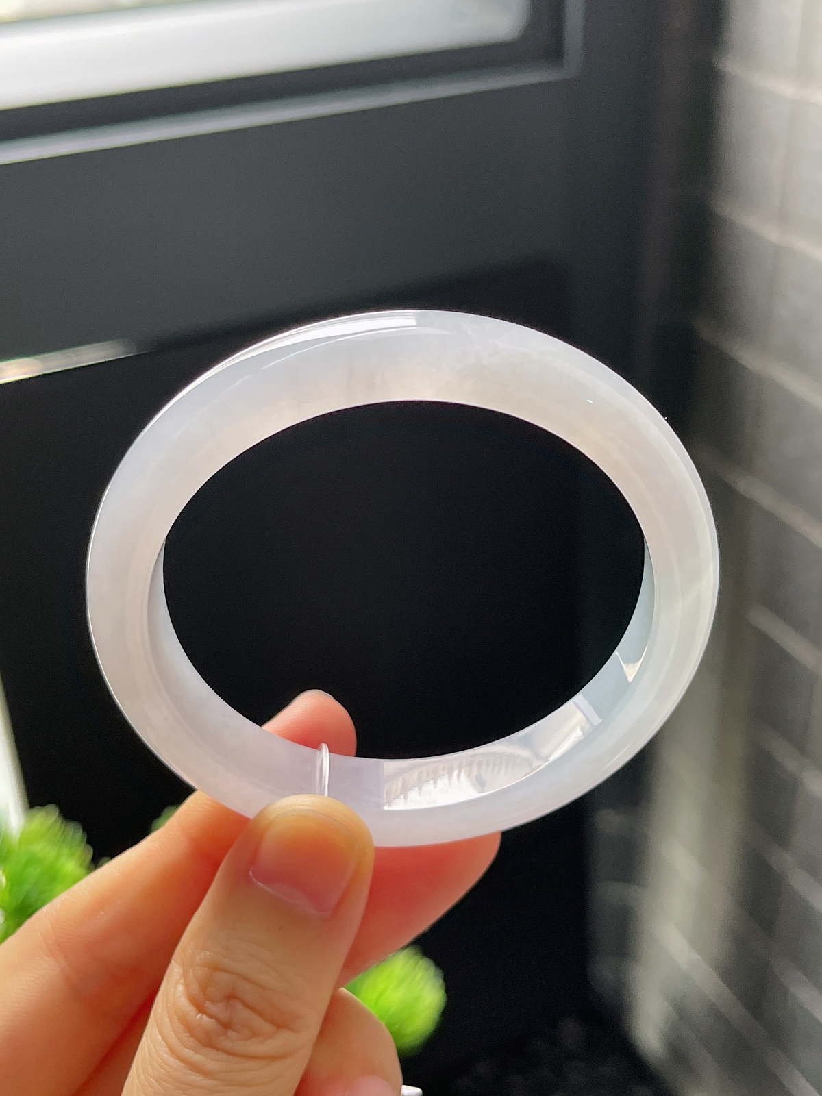 贵妃镯52.5圈口，翡翠冰糯种淡绿色手镯