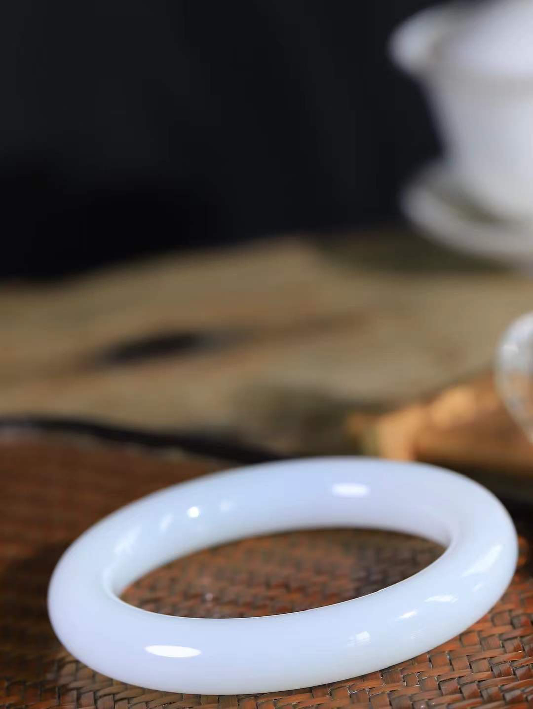 【玉佳人·手镯】

收藏级臻品和田玉白玉圆条手镯 ，玉质细腻油润，做工细致精美，端庄素雅，亭亭玉立