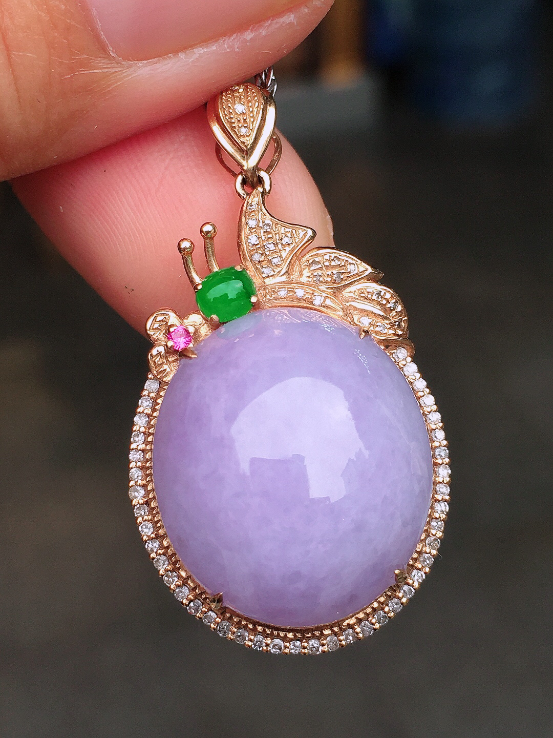 紫罗兰蛋面吊坠，色泽均匀艳丽，玉质细腻，荧光感超
强，饱满圆润，尽显优雅气质，18k
金豪华镶嵌