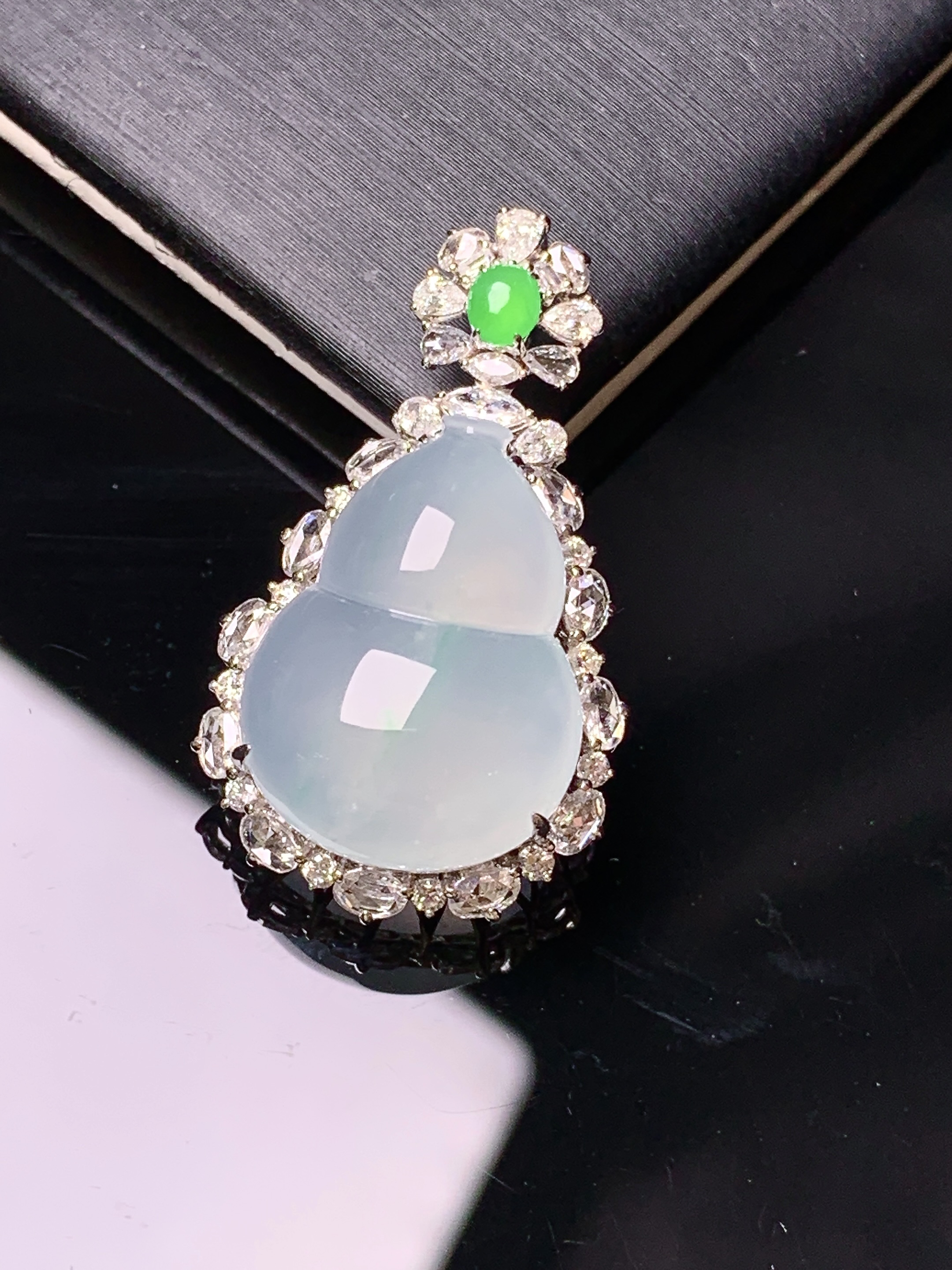 18k金钻镶嵌冰种葫芦吊坠 玉质细腻 色泽艳丽清新 水润亮眼 整体尺寸30*17.2*10.3m3