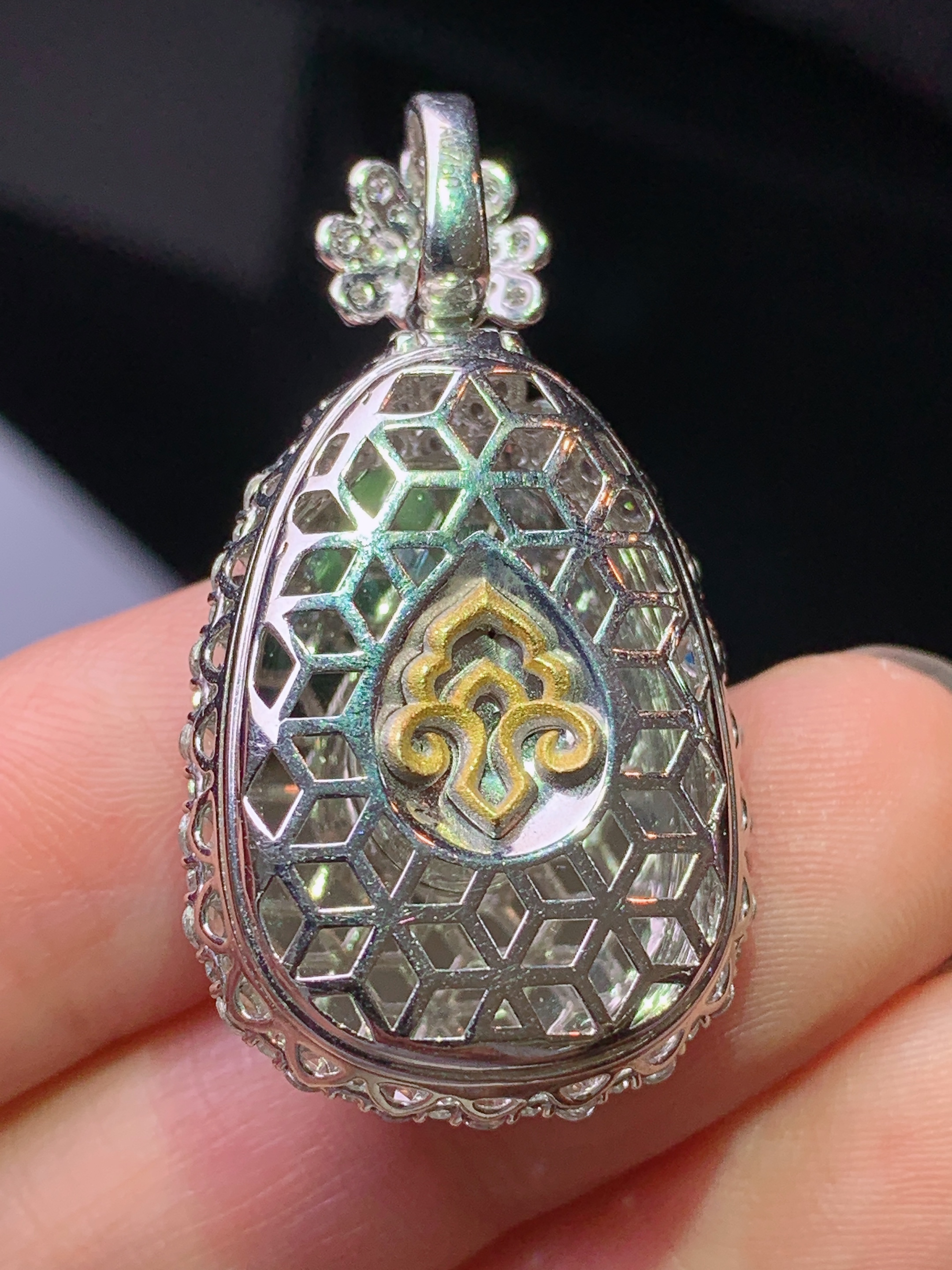 18k金钻镶嵌翠绿如意吊坠 玉质细腻 色泽艳丽清新 水润亮眼 整体尺寸35.7*19.3*8.8g2