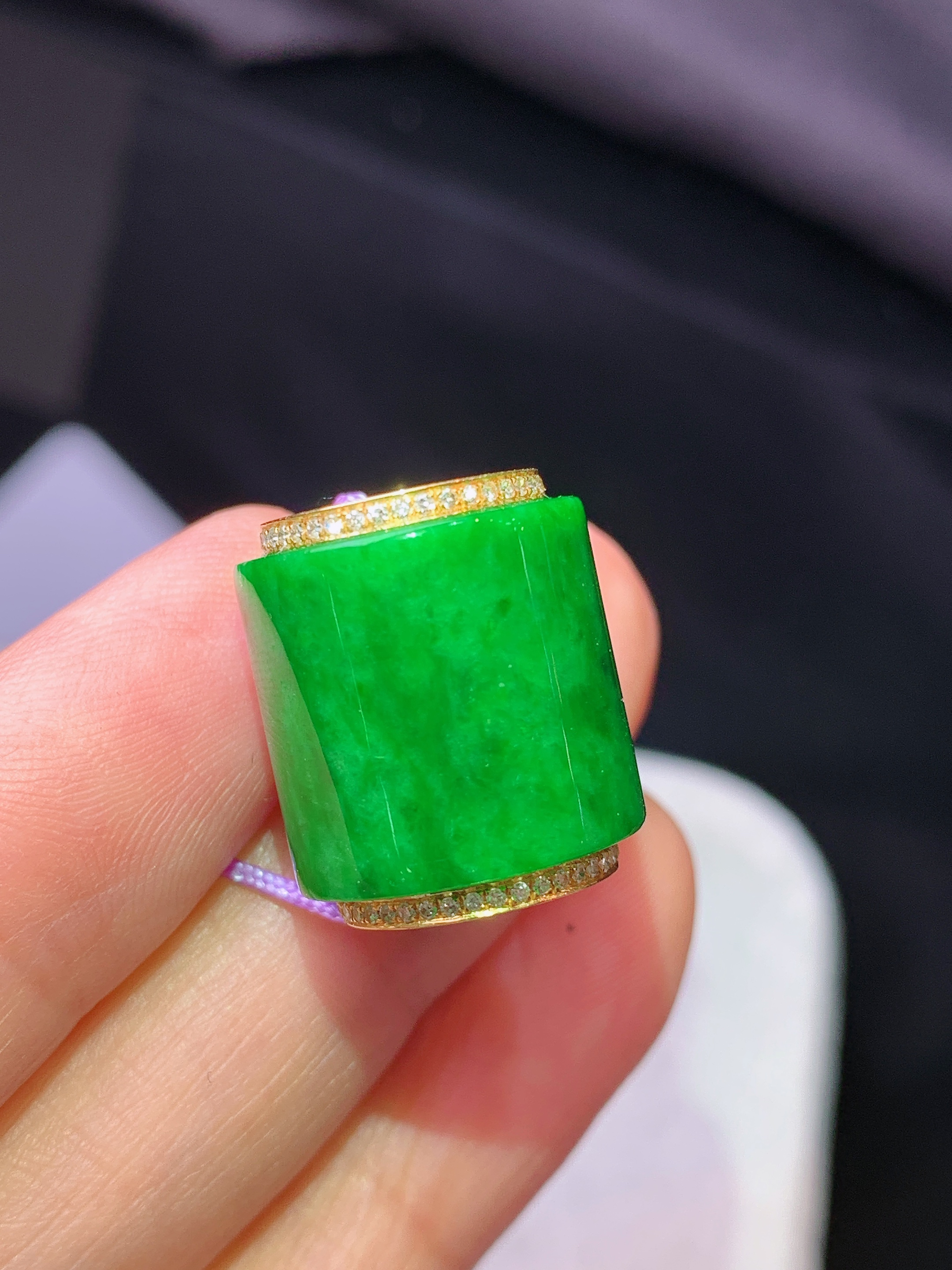 18k金钻镶嵌翠绿路路通吊坠 玉质细腻 色泽艳丽清新 水润亮眼 整体尺寸14.6*13.6b1