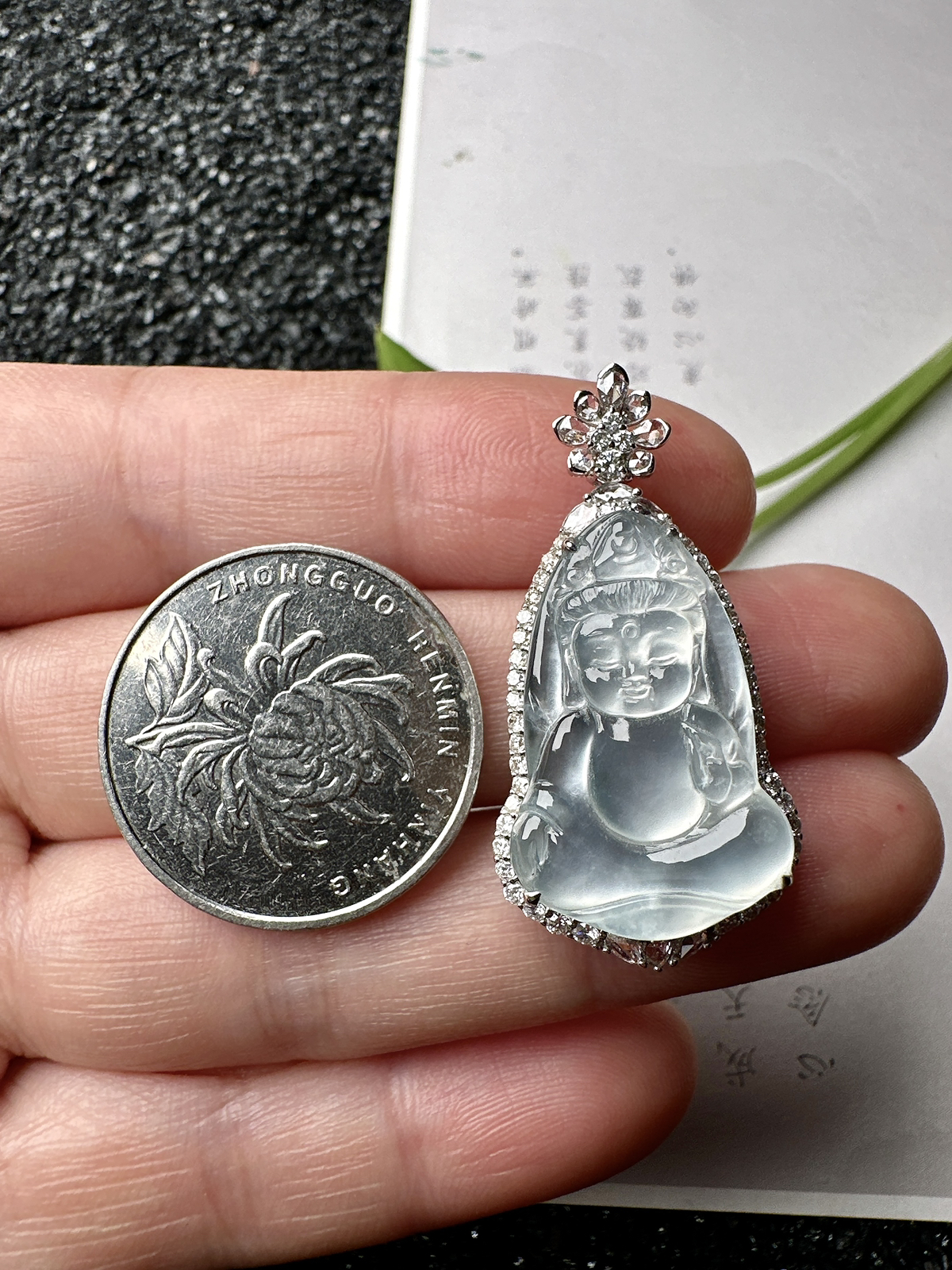 【冰种宝宝观音吊坠】种水上乘，晶莹剔透，纯净通透，莹光感很强，18k金钻镶嵌，裸石尺寸25*16*2.8毫米