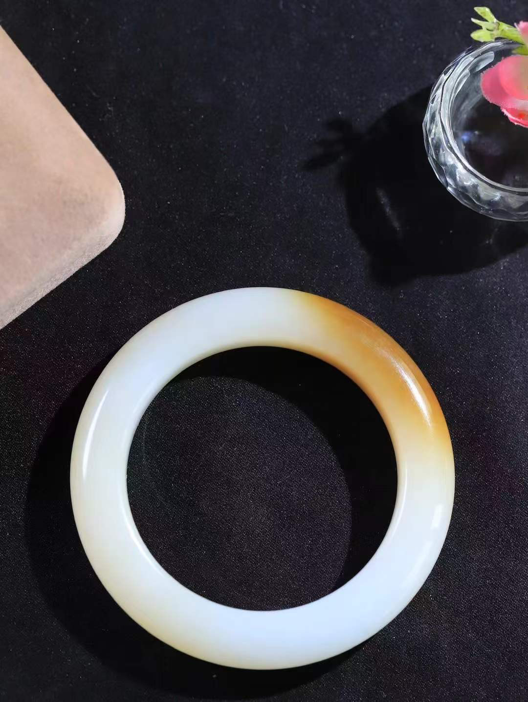 【暖玉生香·手镯】

精品和田玉糖白玉手镯，质地油润细腻，色泽高贵典雅，镯型古朴典雅。在诗情画意的雨巷相遇，你是我腕间的一抹风情，有你眸有深情，清风荡漾湖间静水，我愿俯身低眉，在烟波涟漪处，寻你深情倩影。内径55.5mm尺寸12.7-11.8mm重77克  6940258A