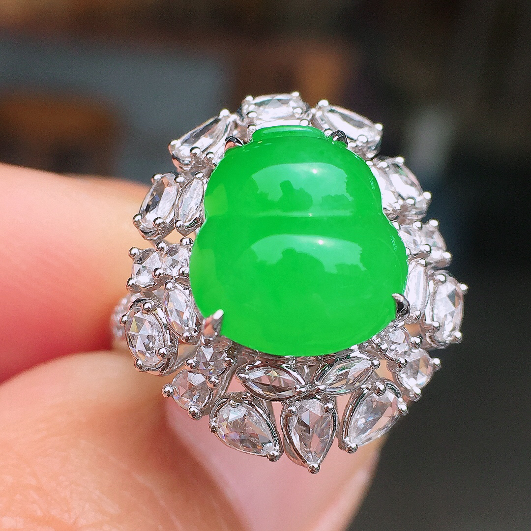 阳绿葫芦戒指/吊坠两用款，色泽均匀艳丽，玉质细腻，荧光感超
强，饱满圆润，尽显优雅气质，18k
金豪华镶嵌