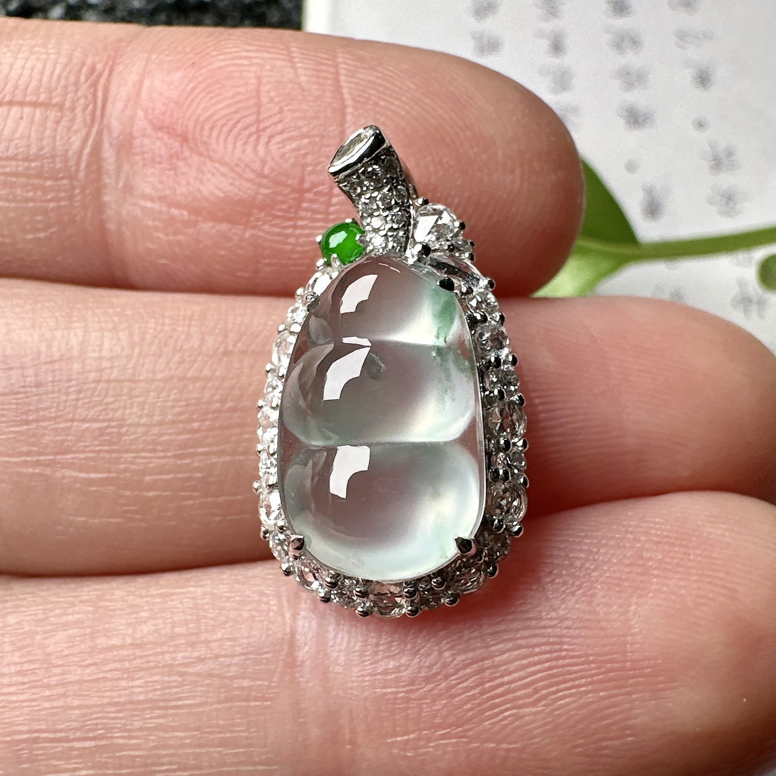 【玻璃种飘花福豆吊坠】种地上乘，冰感十足，通透起光，饱满圆润，收藏品质，18k金钻镶嵌，裸石尺寸14