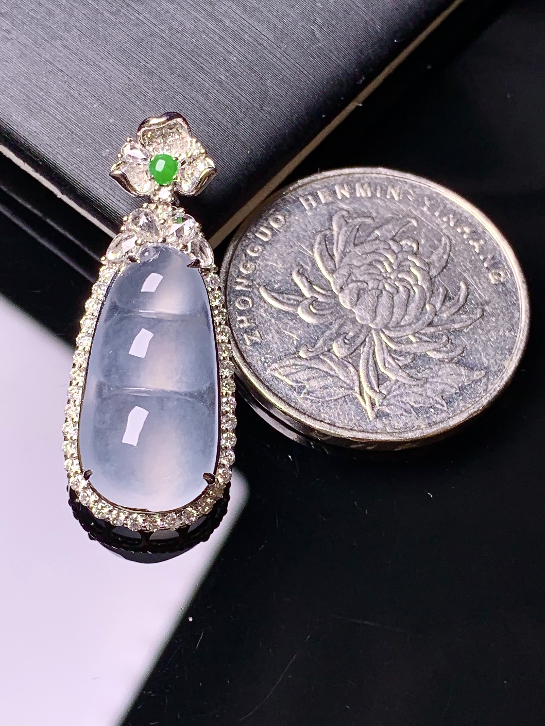 18k金钻镶嵌冰种四季豆吊坠 玉质细腻 色泽艳丽清新 水润亮眼 整体尺寸31*12.6*7.8f3