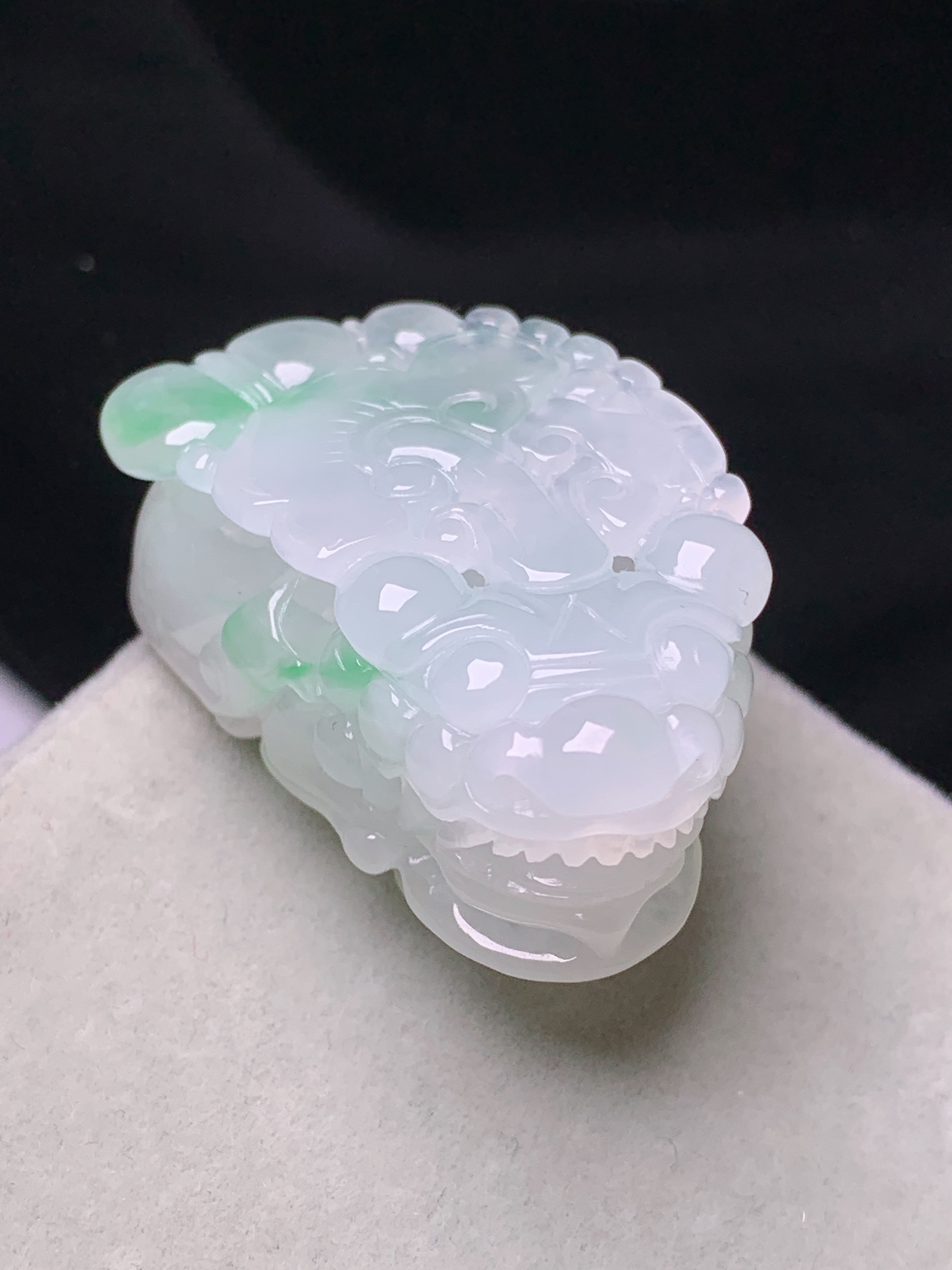 飘绿貔貅吊坠 玉质细腻 色泽艳丽清新 水润亮眼 整体尺寸36*21.8*14a2