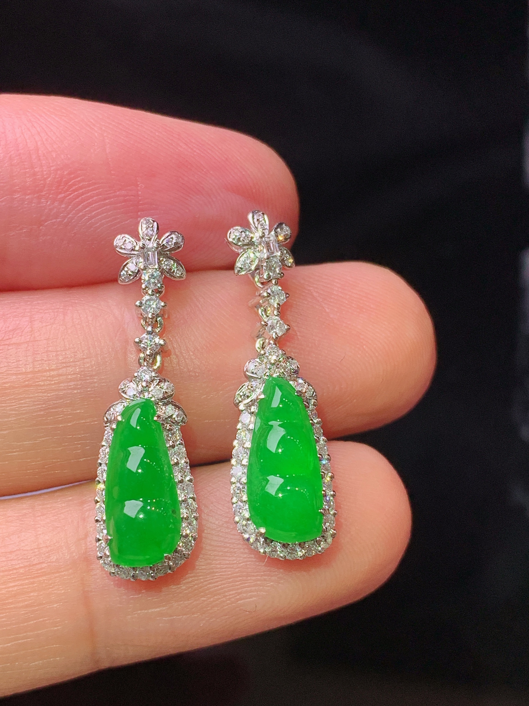 18k金钻镶嵌满绿四季豆耳坠 玉质细腻 色泽艳丽清新 水润亮眼 整体尺寸25*7*6m3