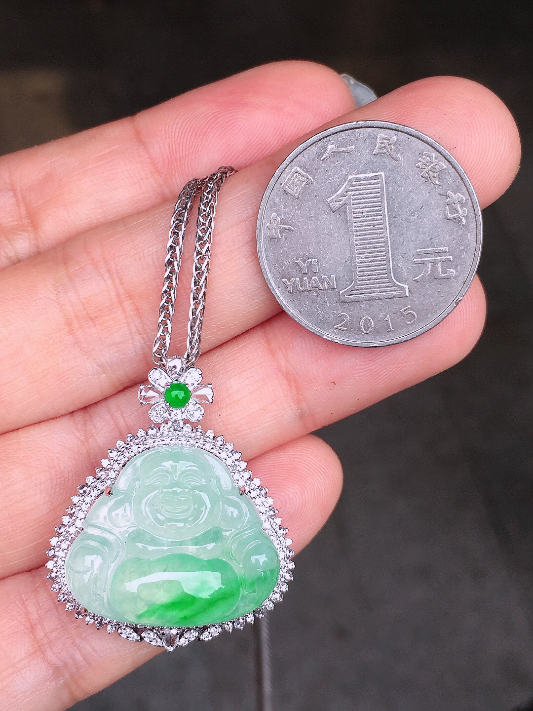 飘绿佛公吊坠，色泽艳丽，玉质细腻，荧光感超
强，饱满圆润，尽显优雅气质，18k
金豪华镶嵌