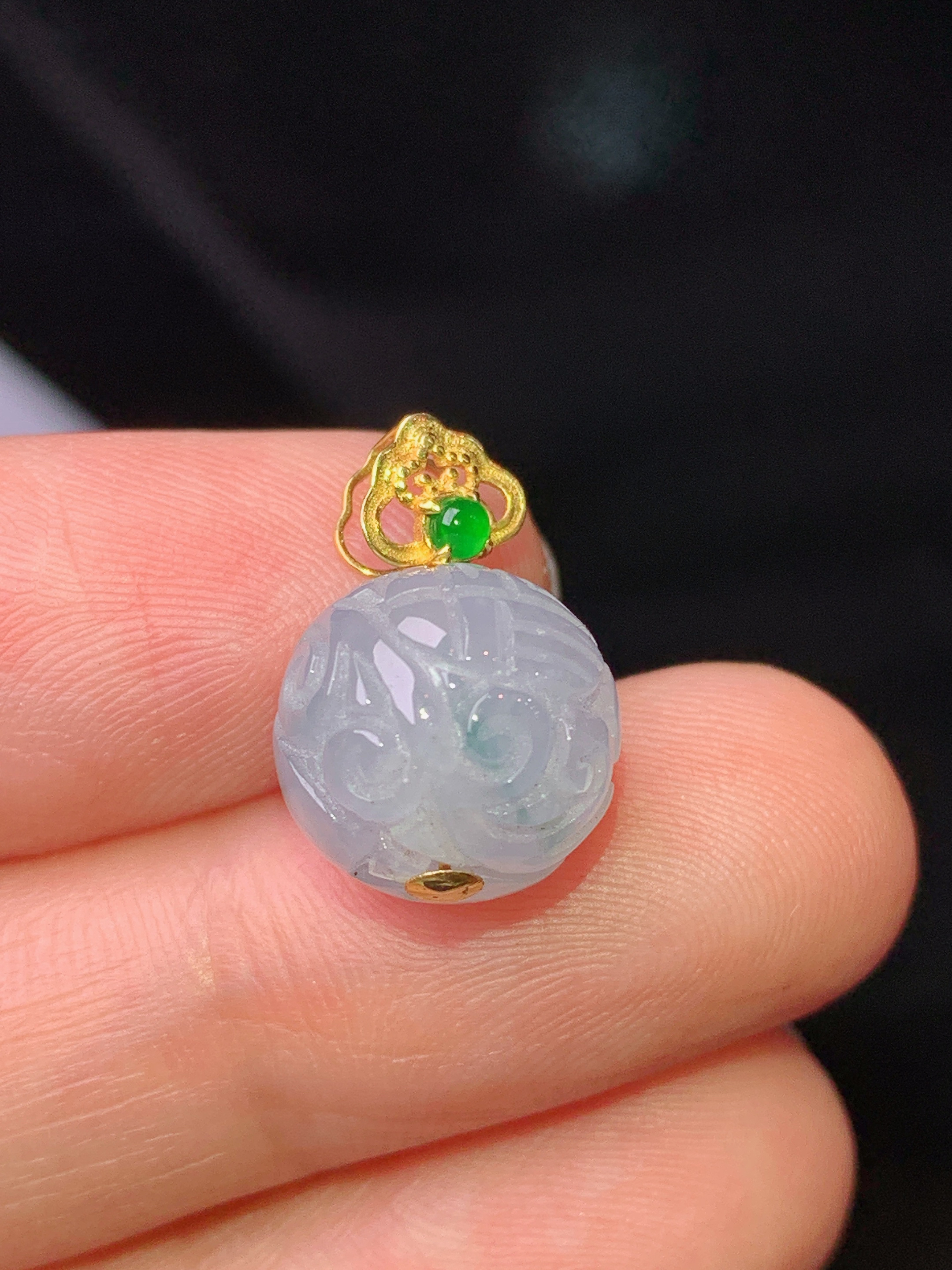 18k金镶嵌飘绿圆珠吊坠 玉质细腻 色泽艳丽清新 水润亮眼 整体尺寸16.7*11.2*2x