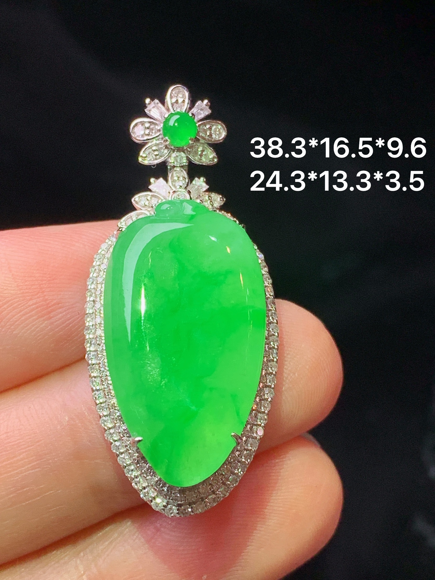 18k金钻镶嵌翠绿福瓜吊坠 玉质细腻 色泽艳丽清新 水润亮眼 整体尺寸38.3*16.5*9.6L1