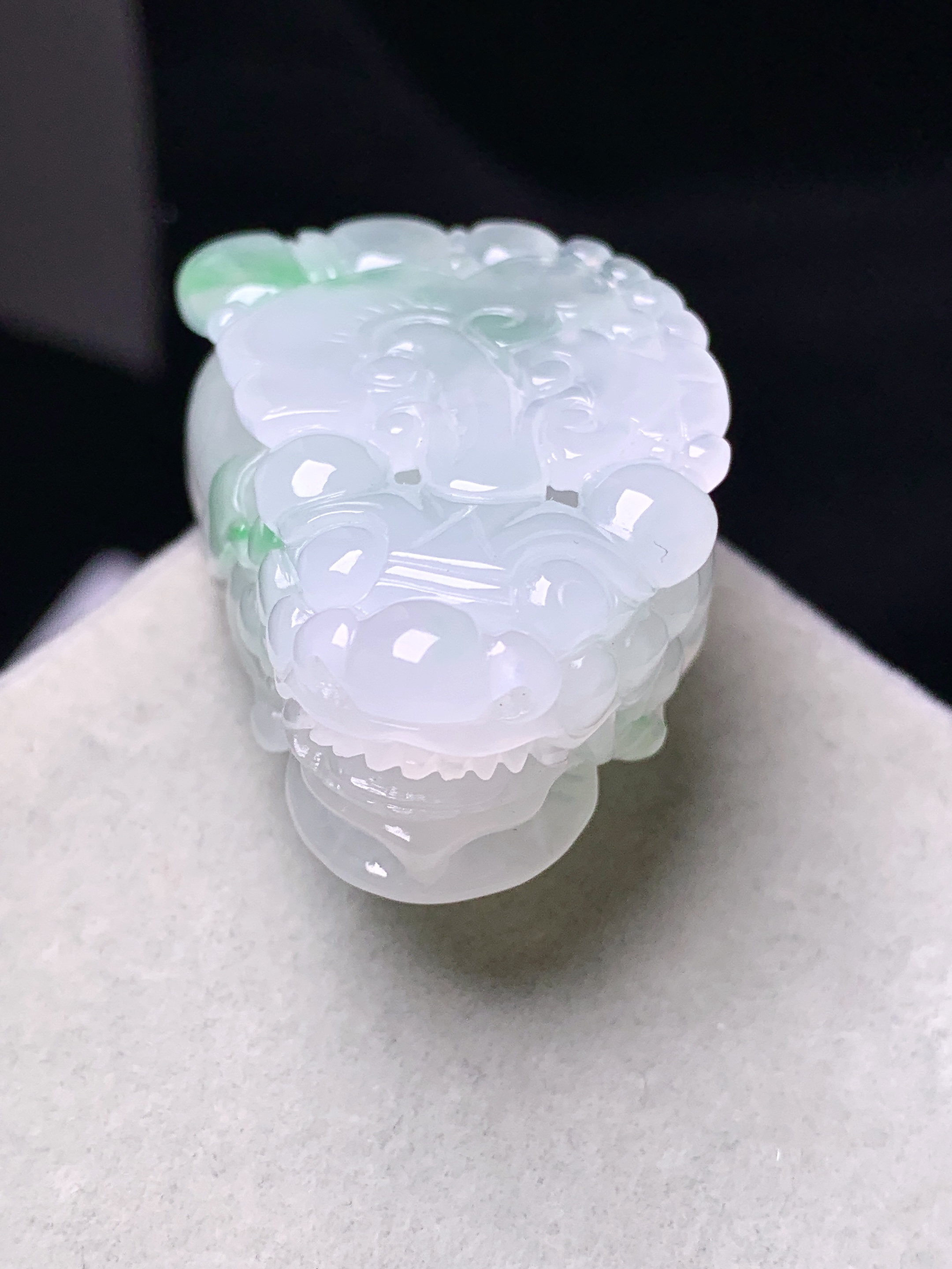 飘绿貔貅吊坠 玉质细腻 色泽艳丽清新 水润亮眼 整体尺寸36*21.8*14a2